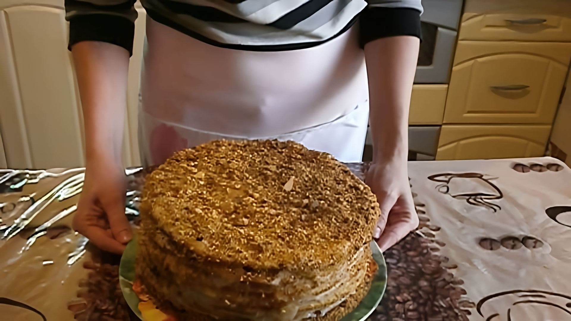 В этом видео демонстрируется рецепт приготовления торта "Чудо" или "Медовик"