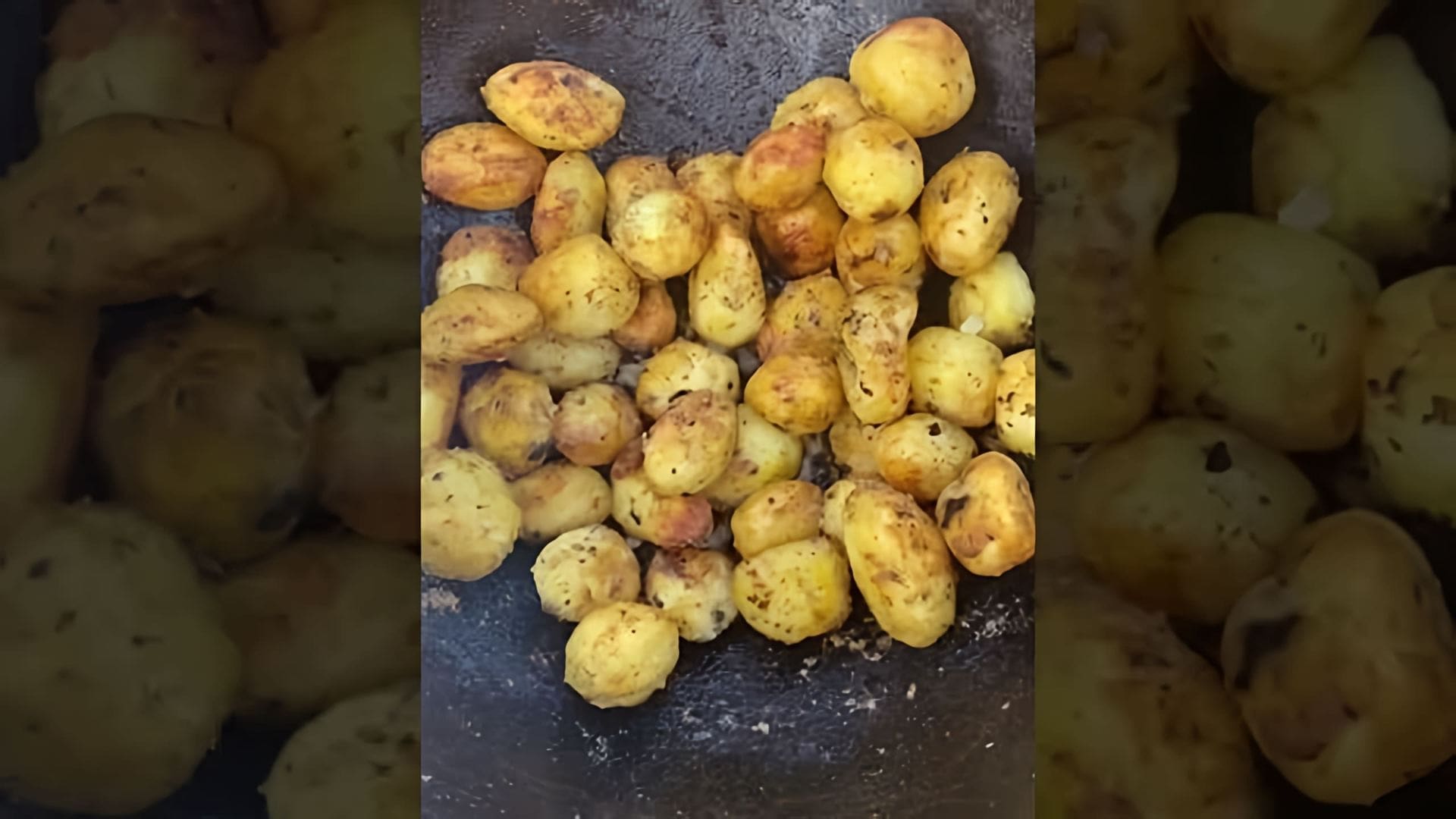 В этом видео-ролике демонстрируется процесс приготовления молодой, мелкой, жареной целиком картошки в казане