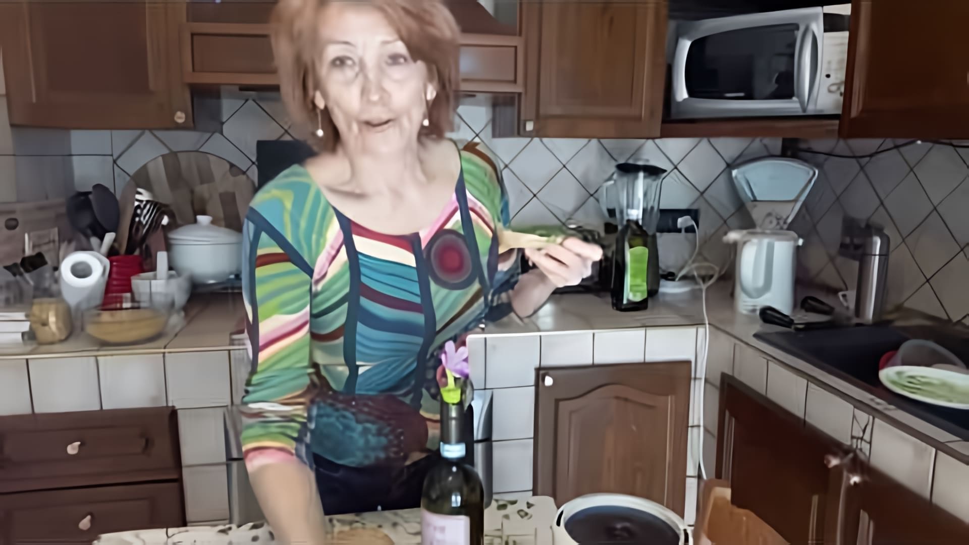 В этом видео демонстрируется процесс приготовления итальянской закуски из анчоусов (хамсы)