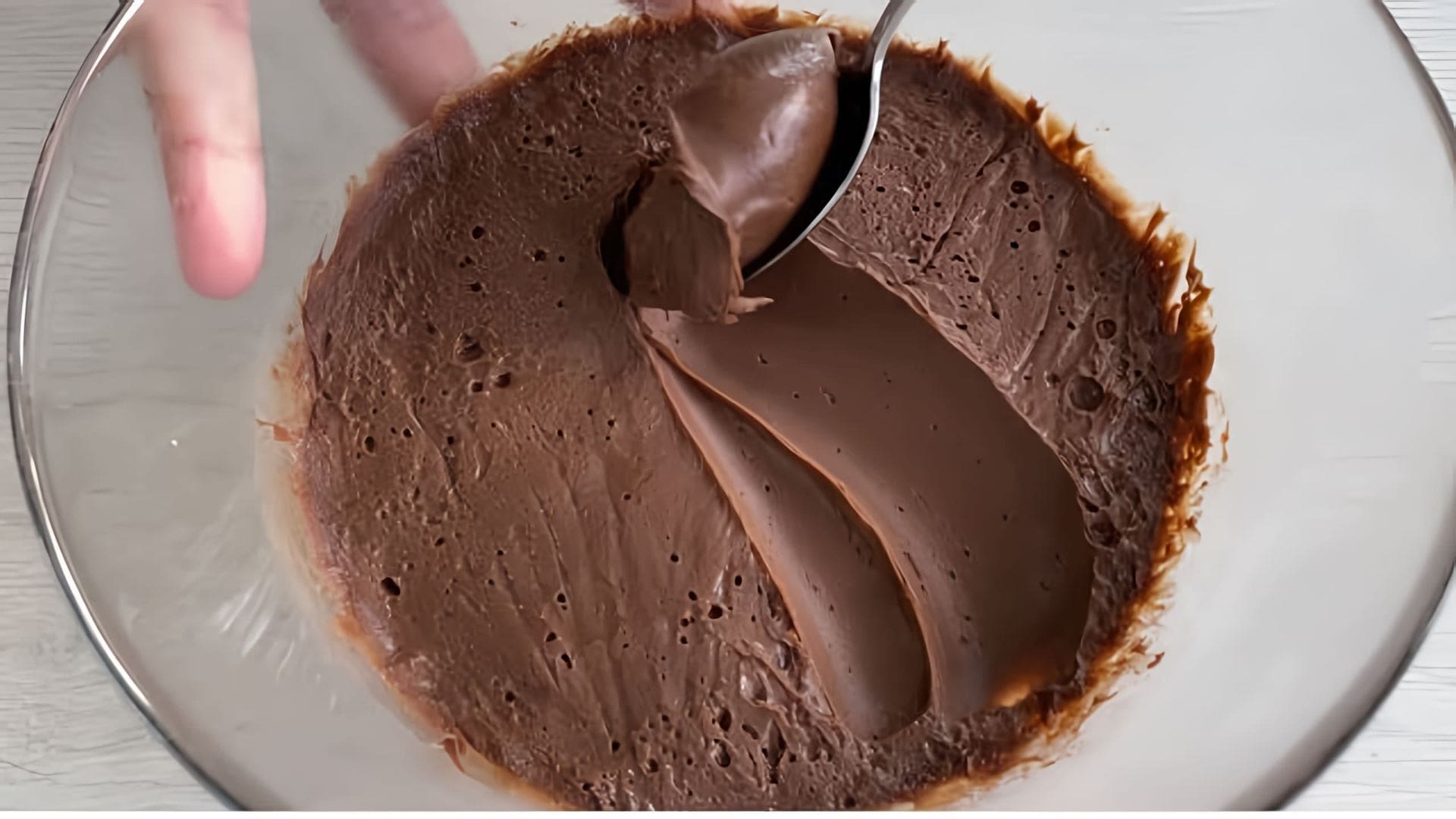 В этом видео демонстрируется процесс приготовления шоколадного ганаша - крема, который используется для начинки тортов, капкейков, макарон и других десертов
