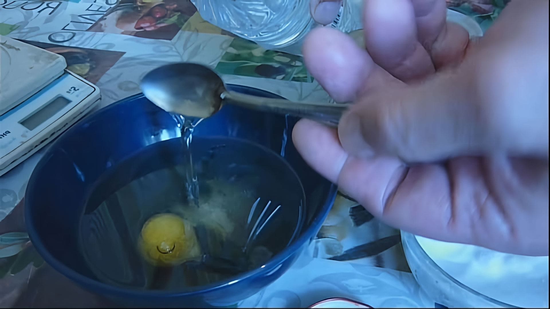 Майонез готовят из яичных желтков подсолнечного или оливкового масла, рецепт домашнего майонеза - готовим в... 