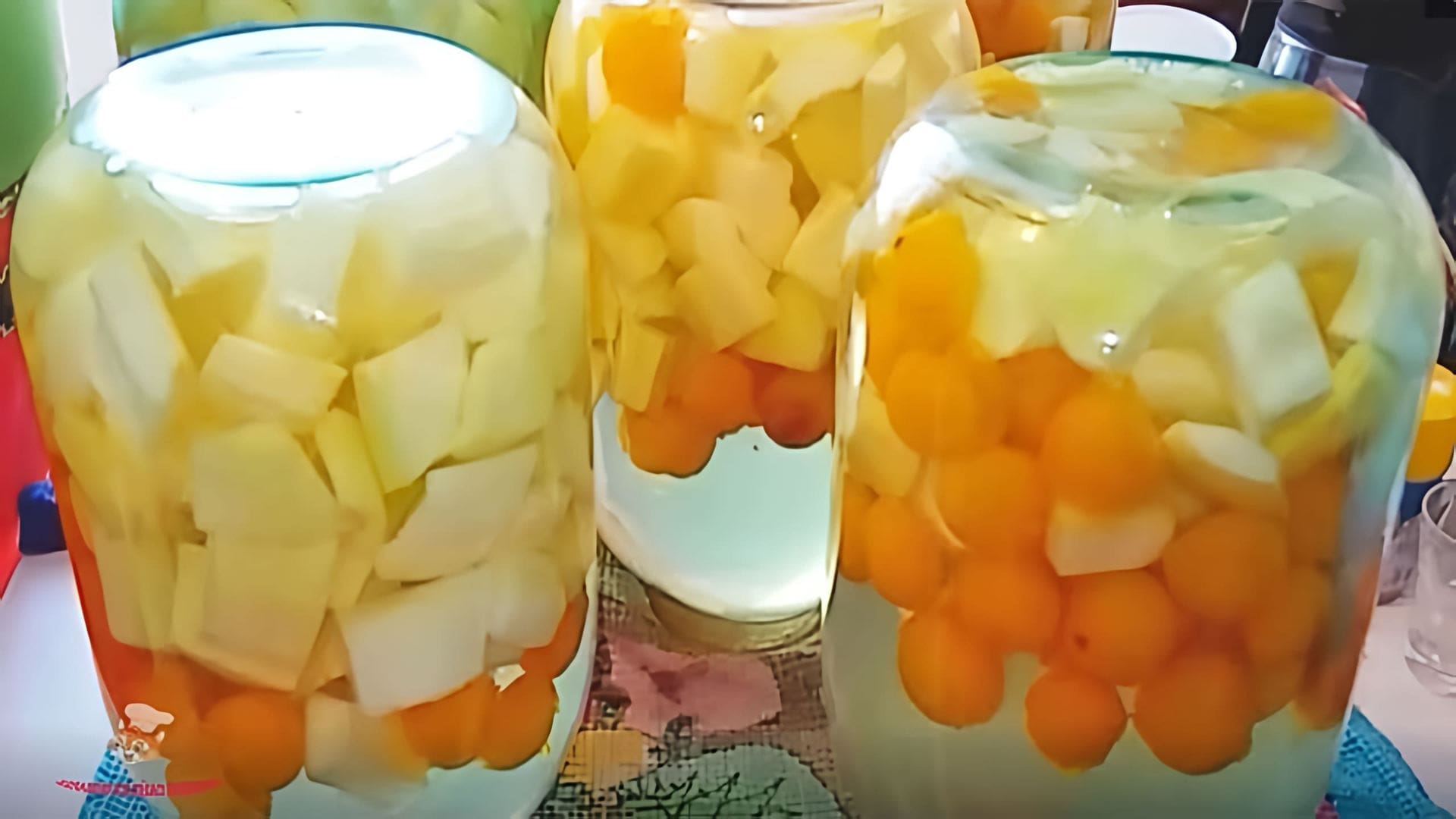 В этом видео демонстрируется процесс приготовления ананасного компота из кабачков и алычи