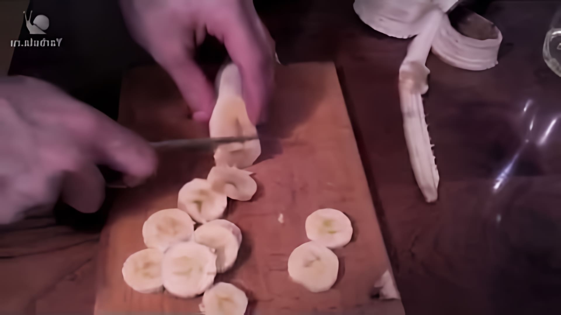 В этом видеоролике демонстрируется процесс приготовления жареных бананов в сахаре