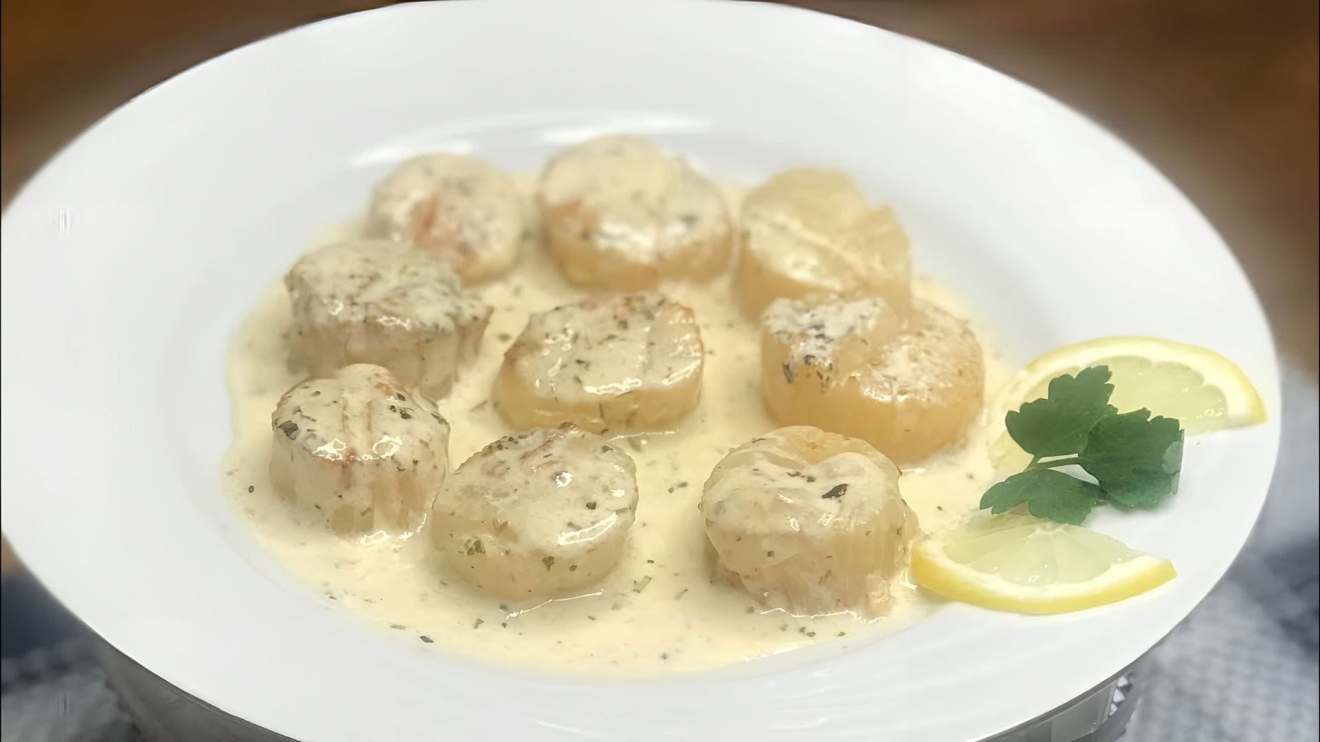 Гребешки сливки рецепт. Гребешки в сливочном соусе. Пирог с морским гребешком. Гребешки в сливочном соусе. Гребешки мишлен.