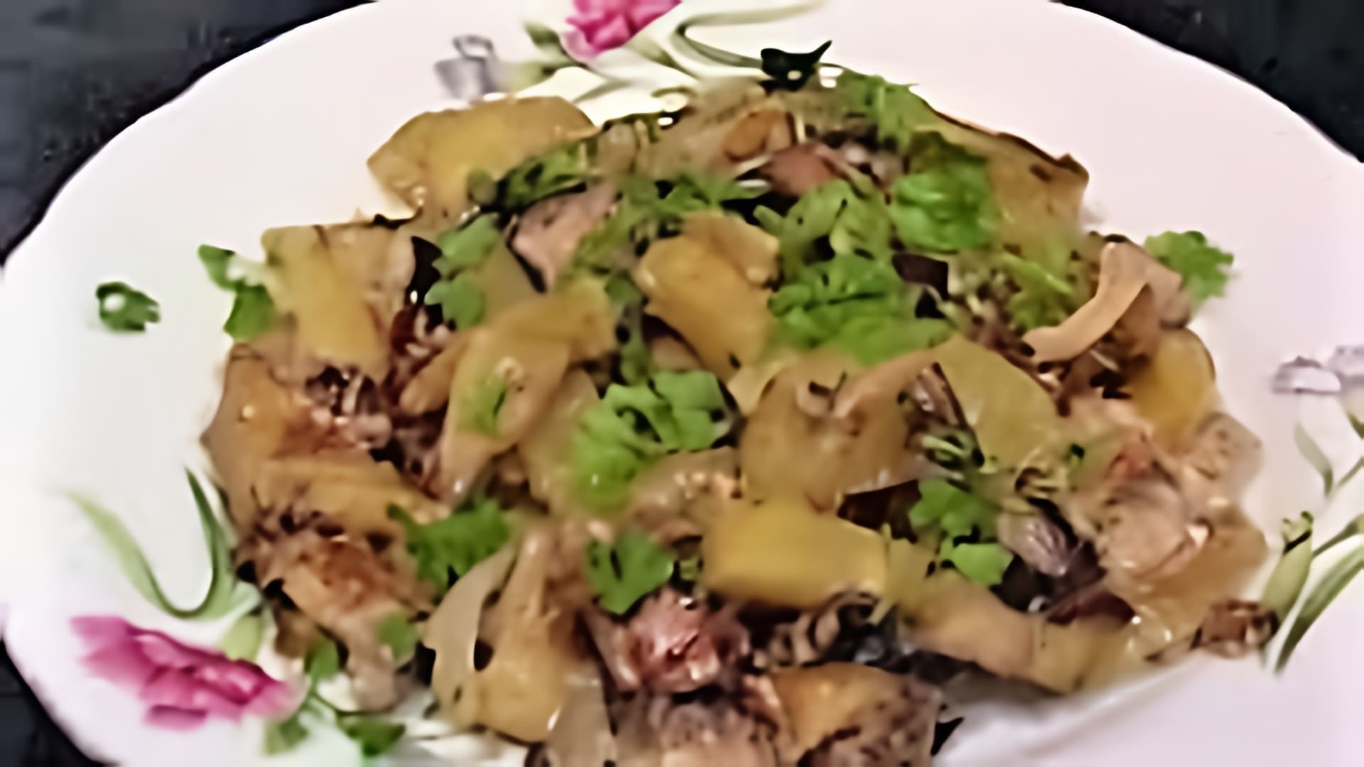 В этом видео демонстрируется процесс приготовления вкусной картошки с грибами