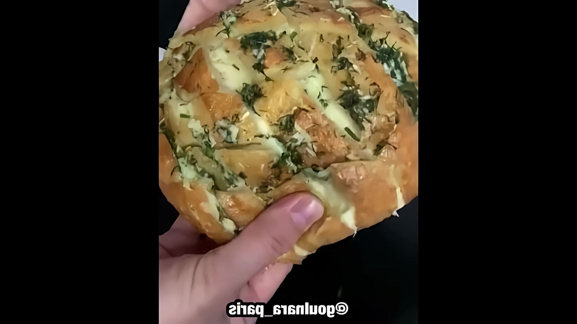 Видео: Хлеб запеченный с сыром и чесноком