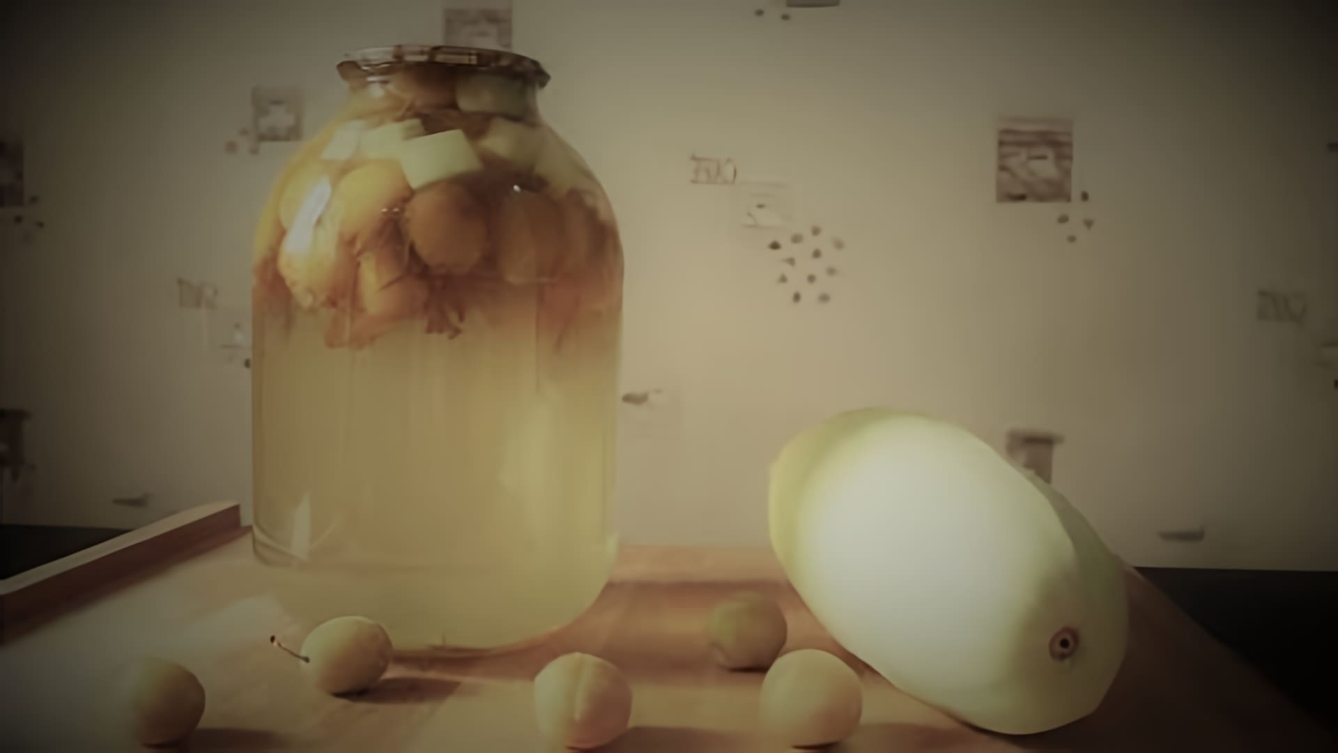 В этом видео демонстрируется рецепт приготовления компота из сливы и кабачка