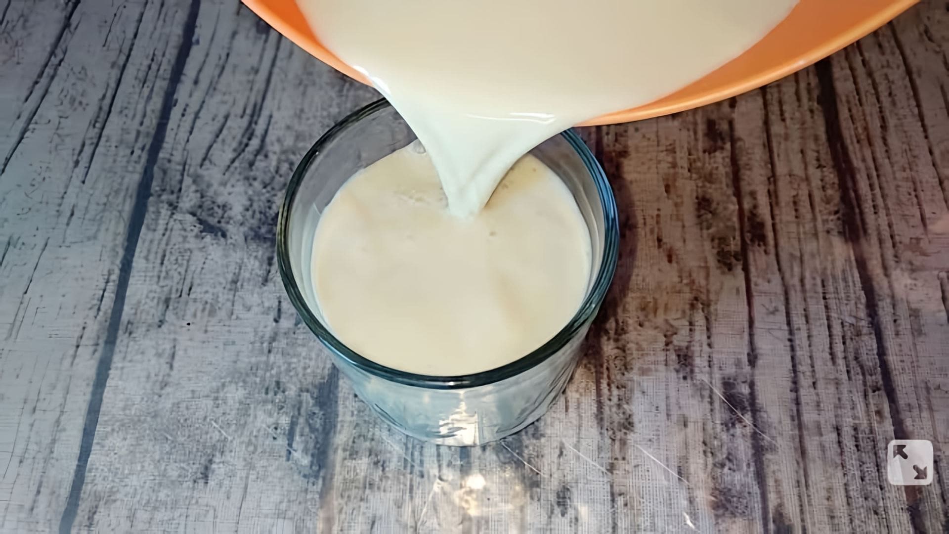 В этом видео демонстрируется процесс приготовления тыквенного молока