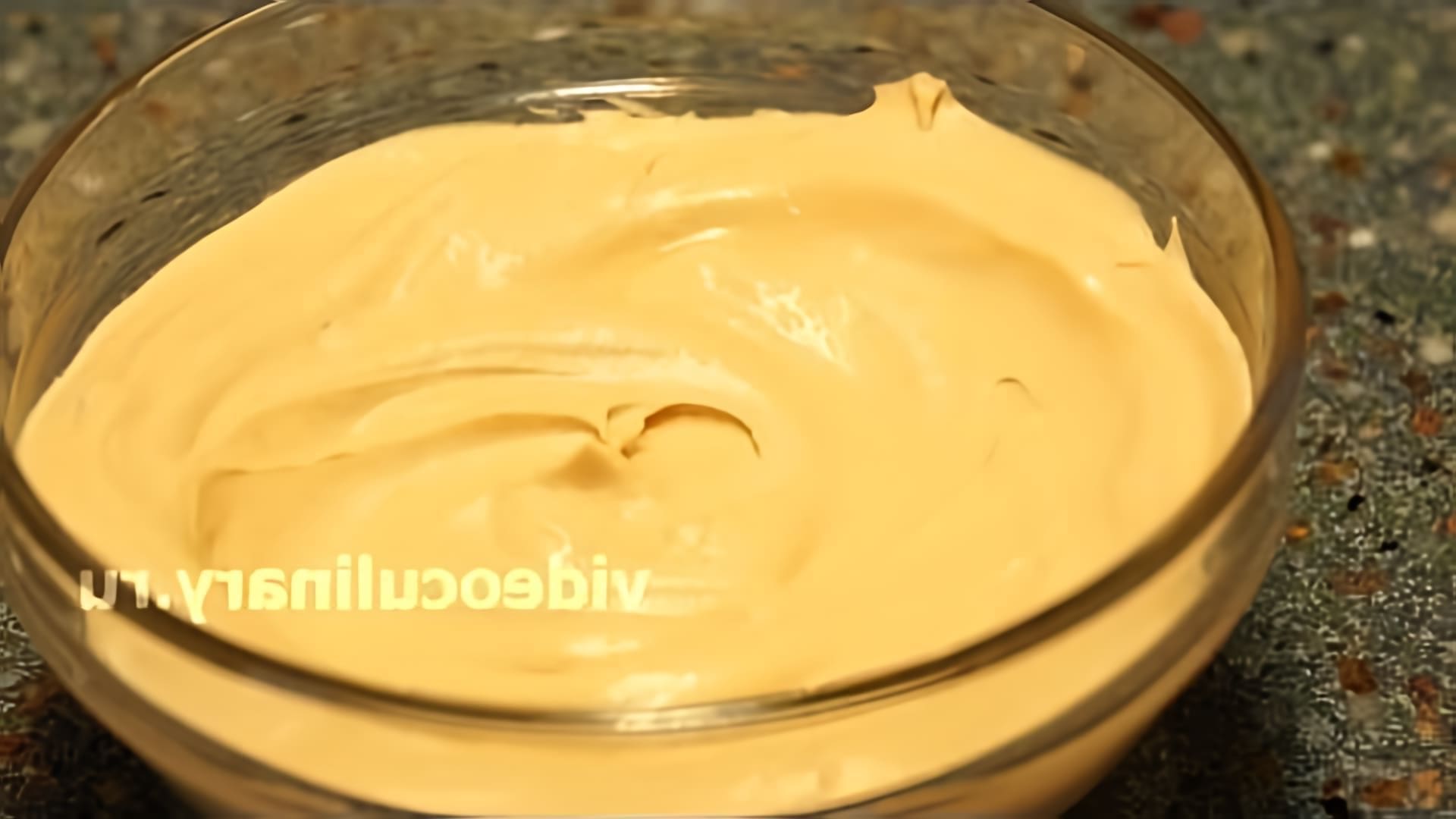 В этом видео демонстрируется рецепт карамельного сливочного крема от Бабушки Эммы