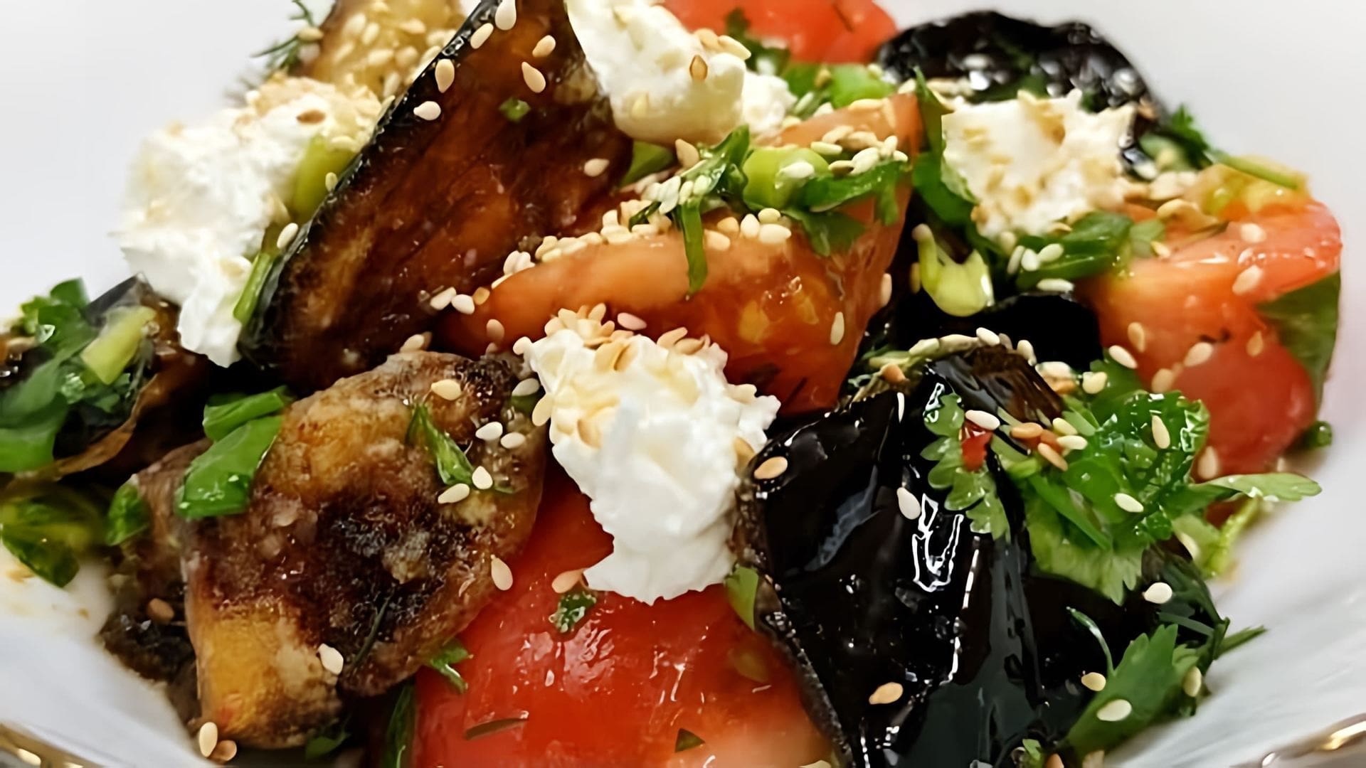В этом видео-ролике рассказывается о рецепте салата с хрустящими баклажанами и помидорами