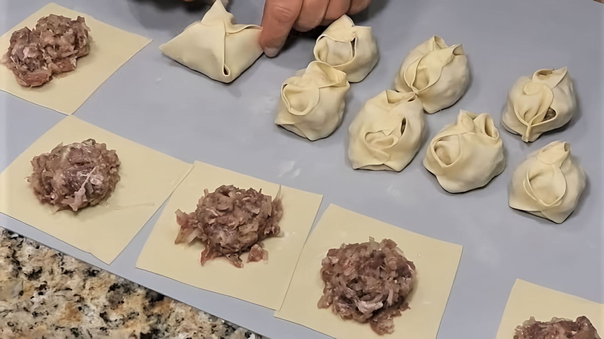В этом видео демонстрируется процесс приготовления узбекских мантов с говядиной