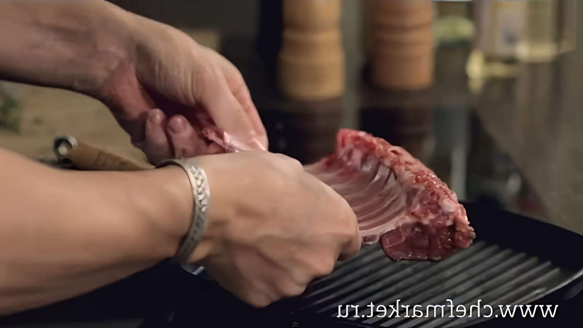 В этом видео шеф-повар показывает, как приготовить каре ягненка