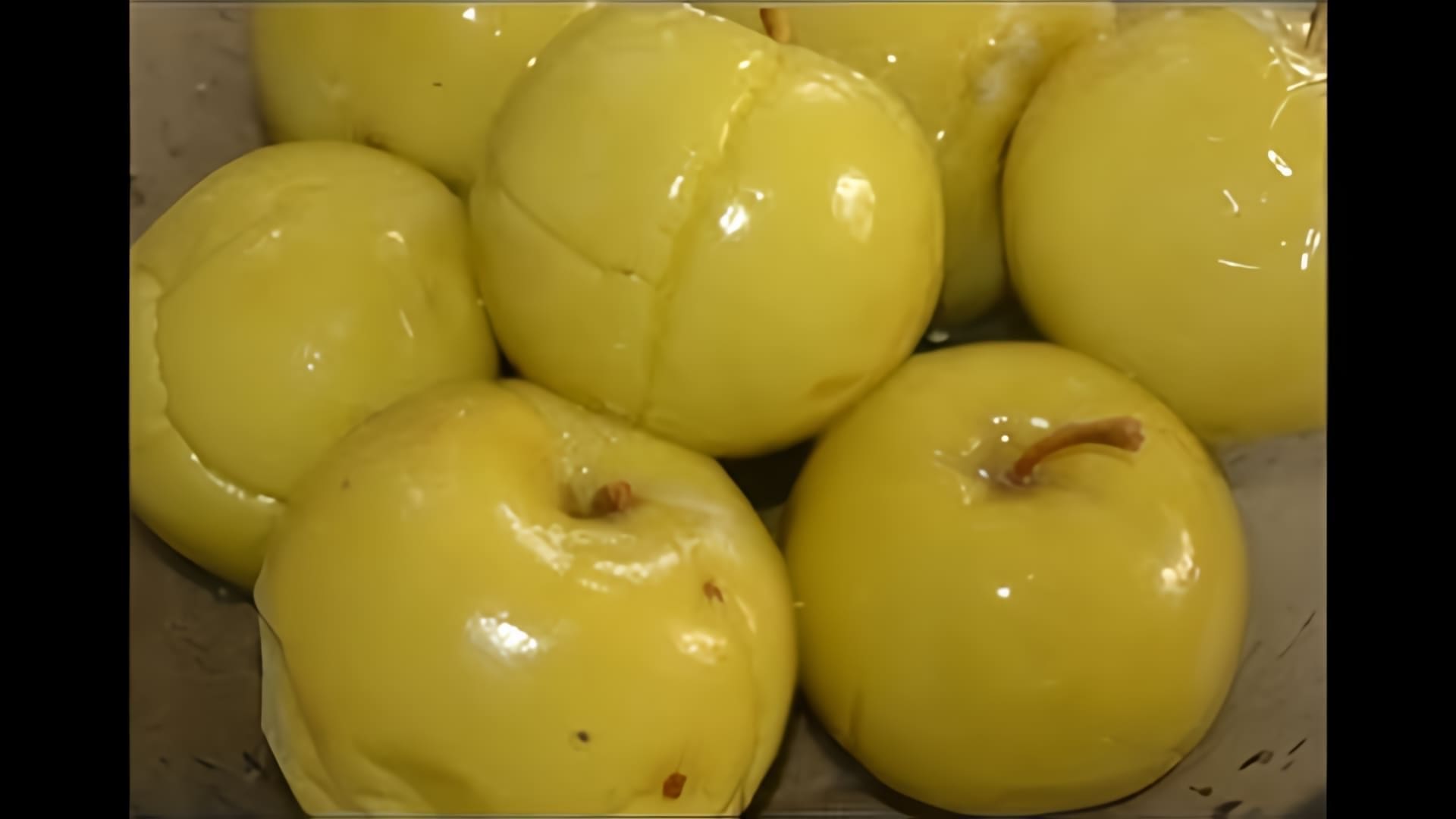 В этом видео-ролике рассказывается о том, как приготовить моченые яблоки в банках на зиму