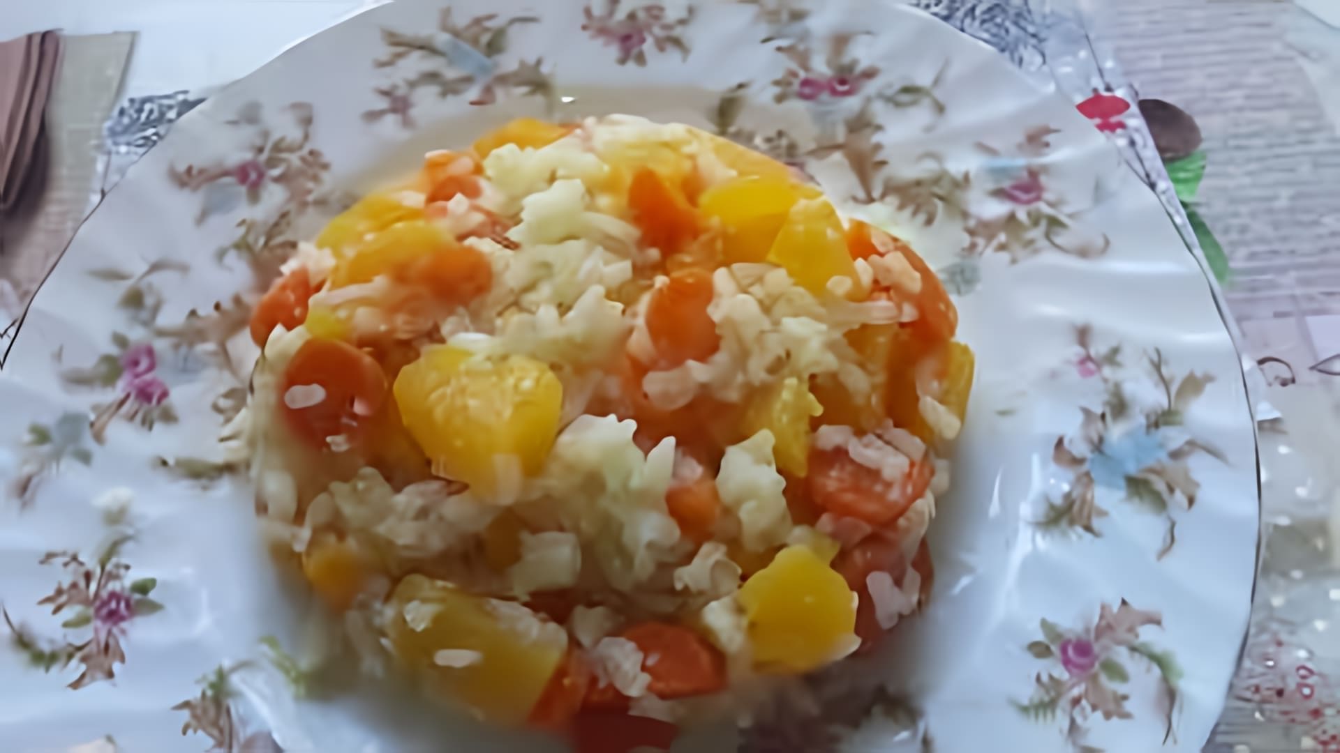 В этом видео демонстрируется рецепт диетического гарнира из риса с овощами