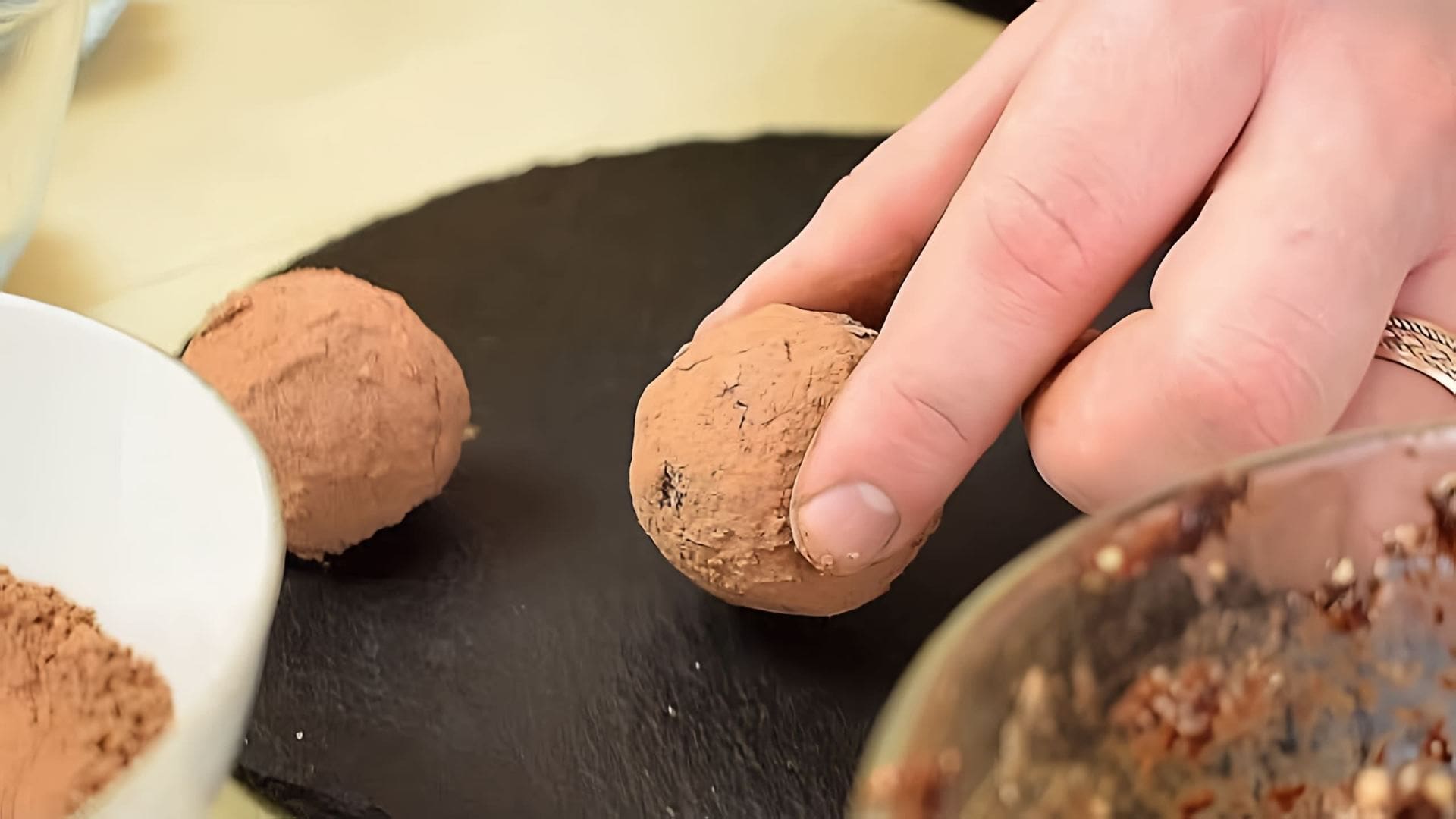 В этом видео-ролике рассказывается о том, как приготовить вкусные и полезные конфеты из сухофруктов и орехов