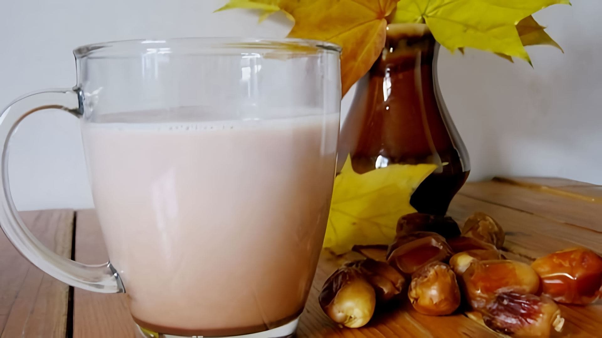 В этом видео демонстрируется процесс приготовления горячего бананово-шоколадного молочного коктейля