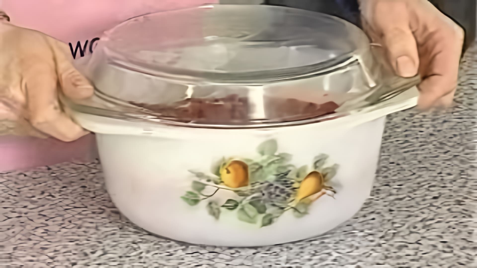 В этом видео демонстрируется процесс приготовления варенья из замороженной клубники