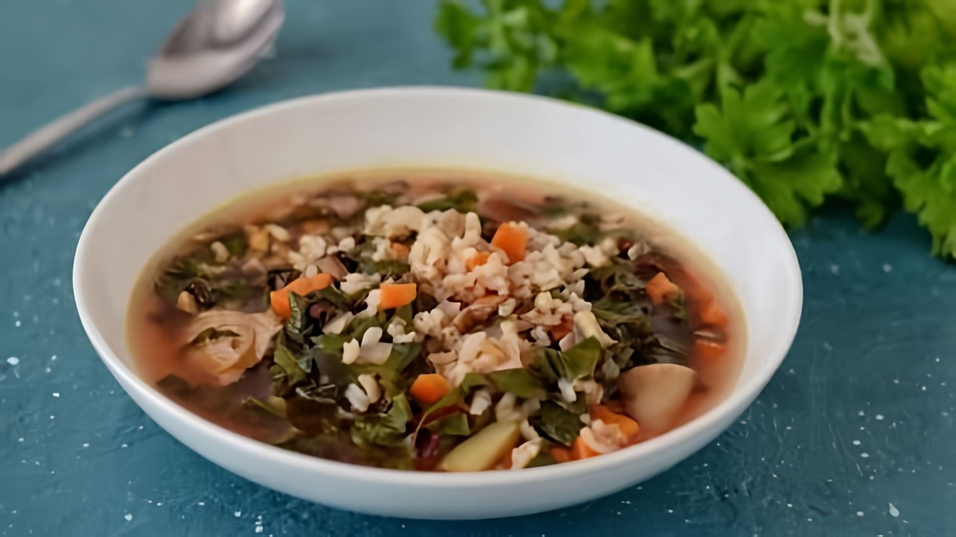 В данном видео рассказывается о приготовлении супа с бурым рисом