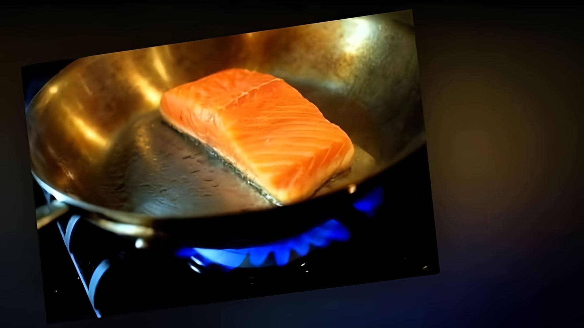 В данном видео-ролике демонстрируется процесс приготовления лосося в глазури из соевого соуса