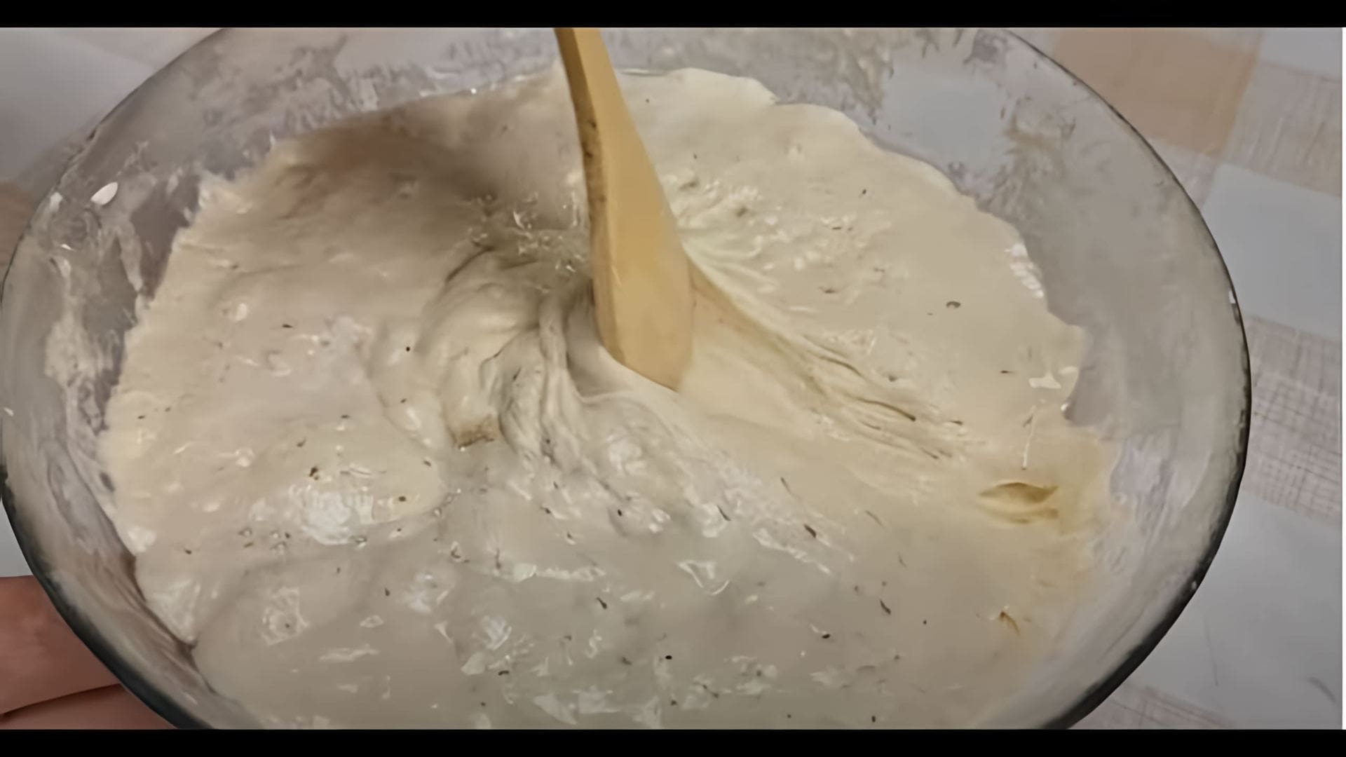 В этом видео Маруся рассказывает о том, как приготовить пшеничную закваску для выпечки хлеба, булок и батонов