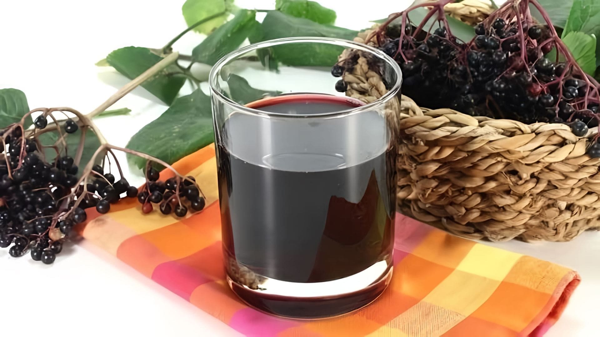 В этом видео рассказывается о том, как приготовить вино из черноплодной рябины в домашних условиях