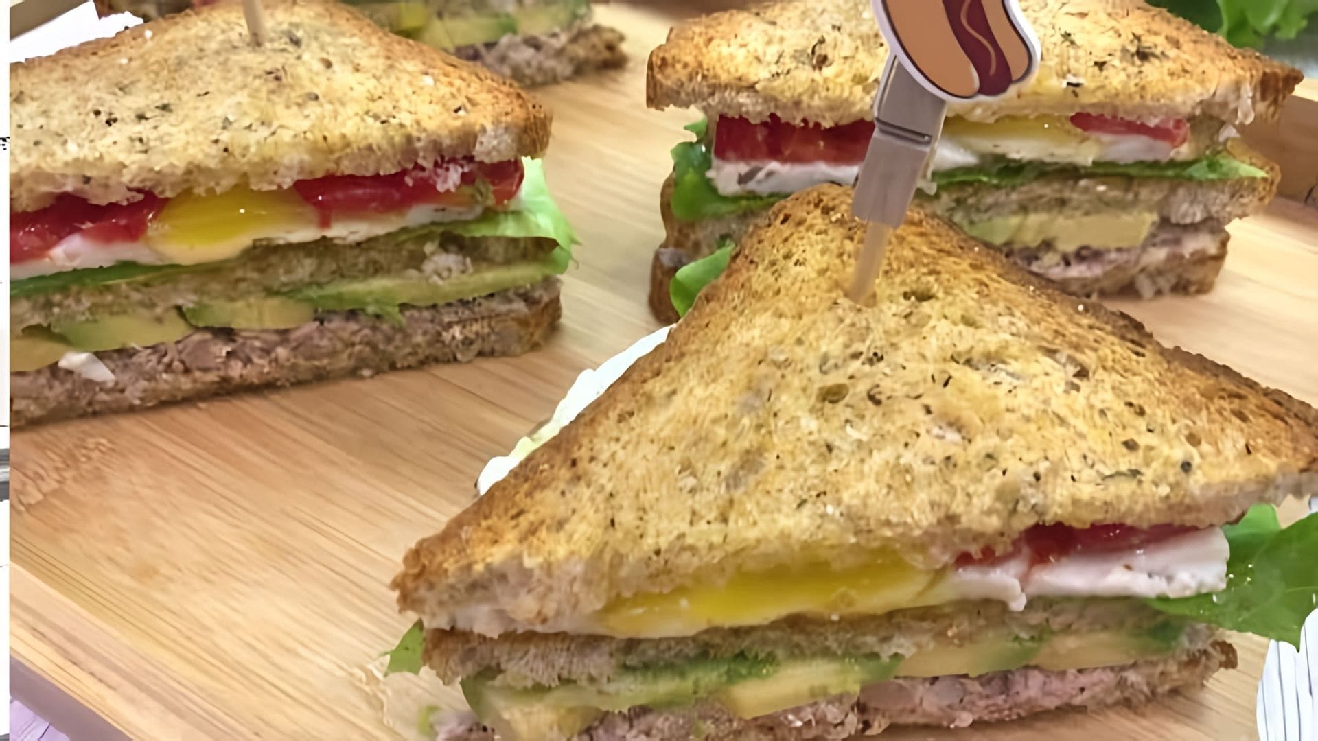 Клаб сэндвич с тунцом и авокадо - это вкусное и питательное блюдо, которое можно приготовить в домашних условиях