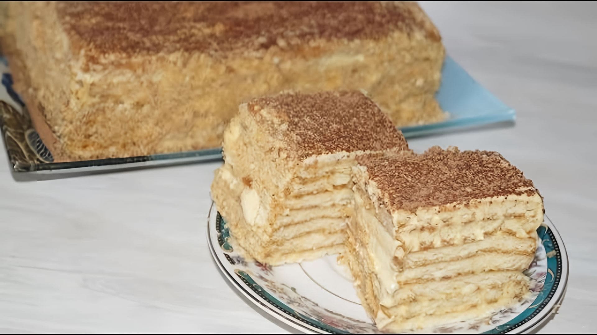 В этом видео демонстрируется процесс приготовления тортика без выпечки из печенья и заварного крема