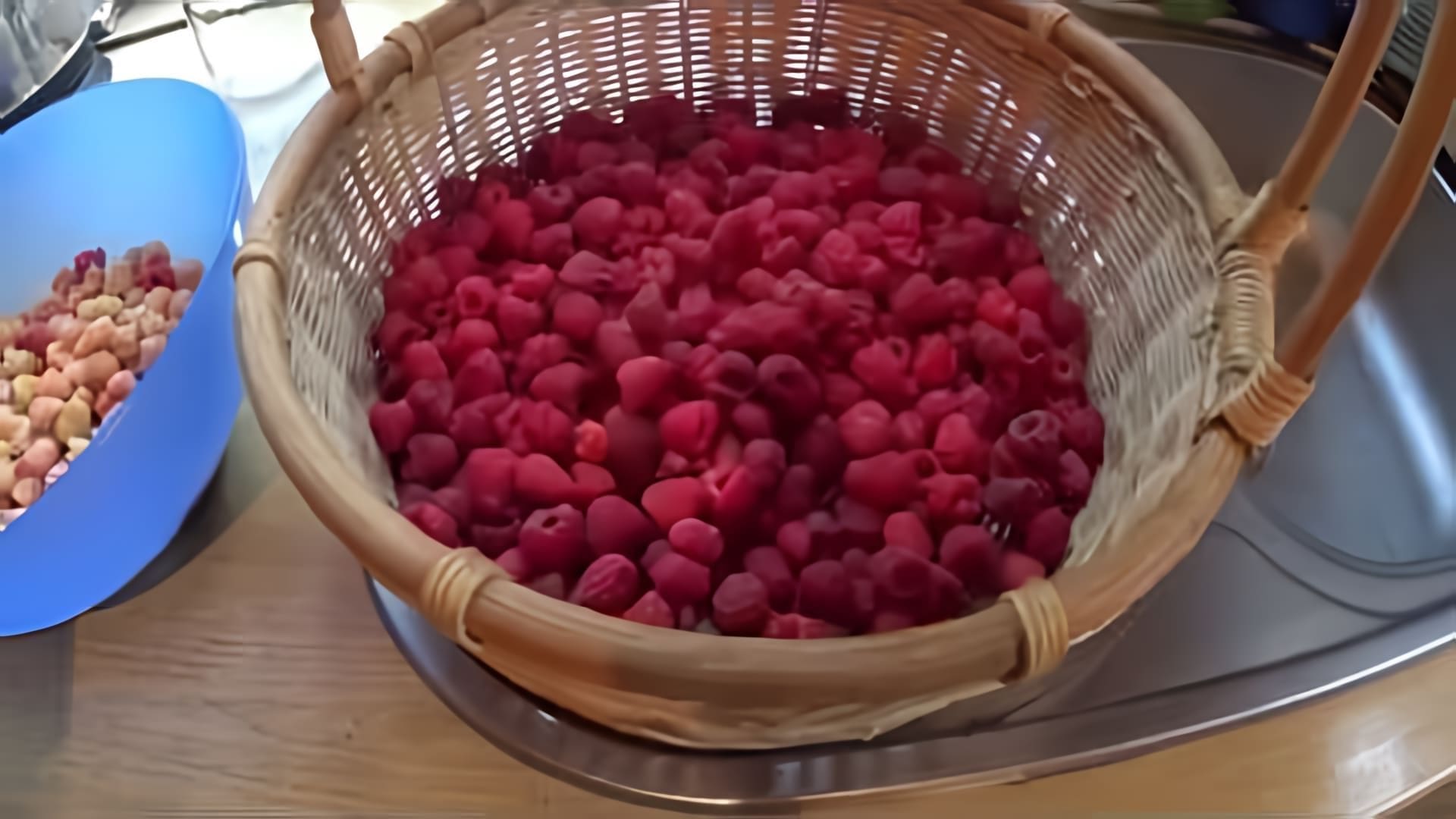 В этом видео демонстрируется процесс приготовления малинового варенья без сахара и без воды
