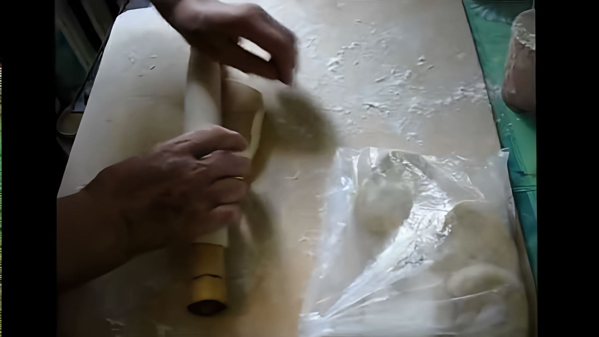 В данном видео демонстрируется процесс приготовления домашней сушеной лапши