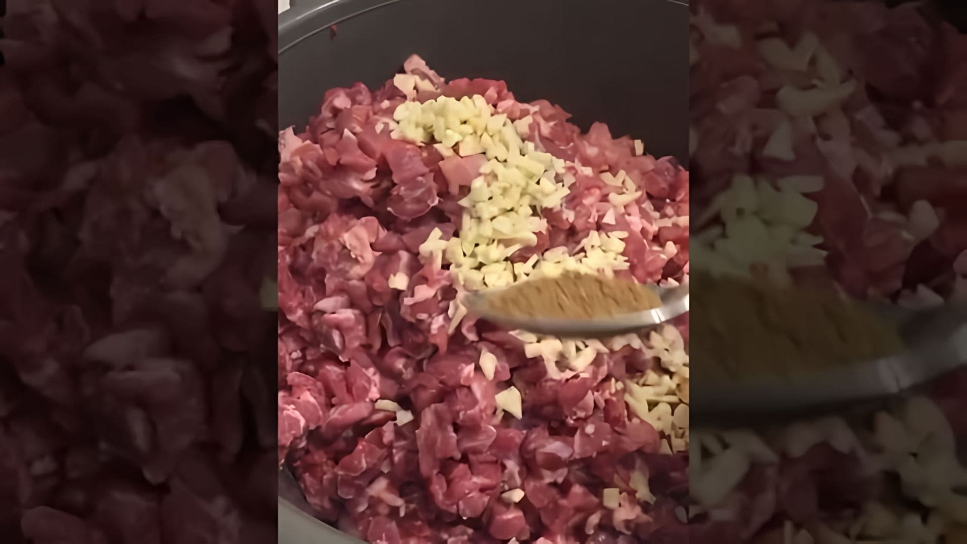 В этом видео демонстрируется процесс приготовления домашней колбасы