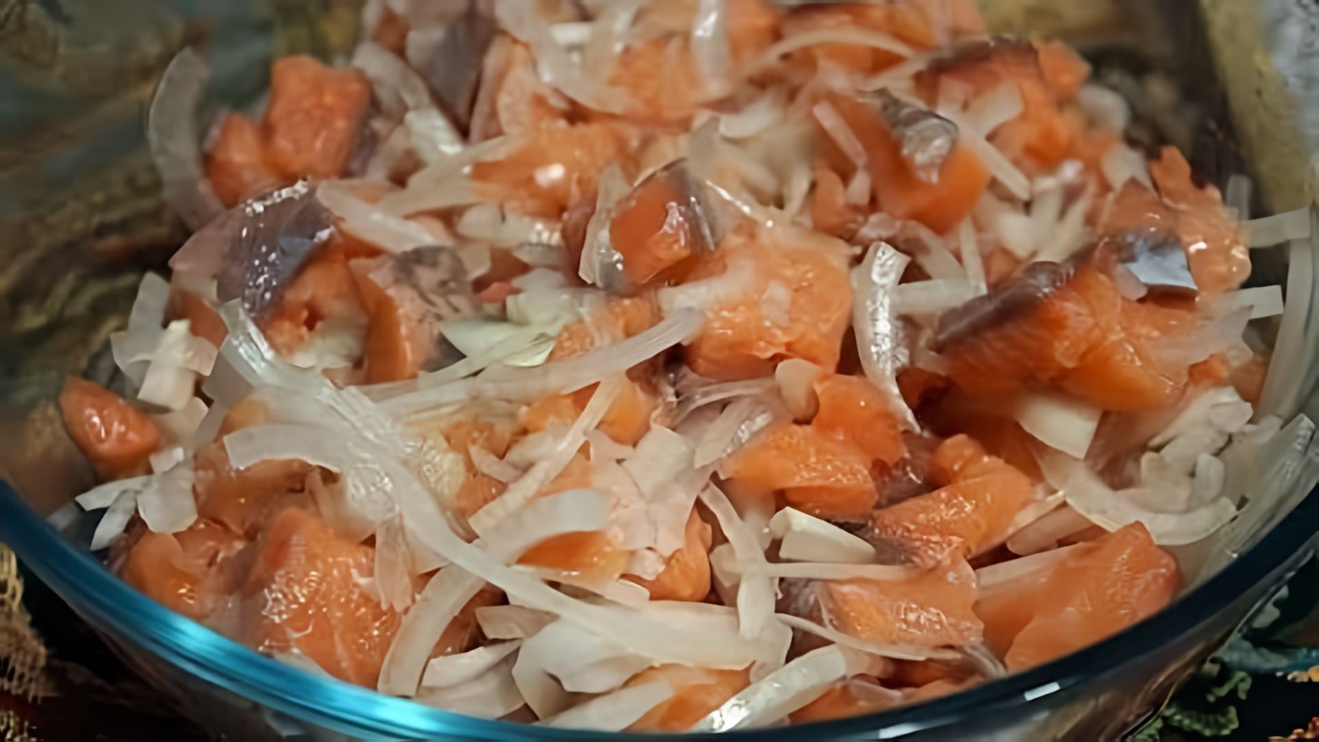 В этом видео демонстрируется процесс приготовления сугудая из горбуши - традиционного блюда северных народов