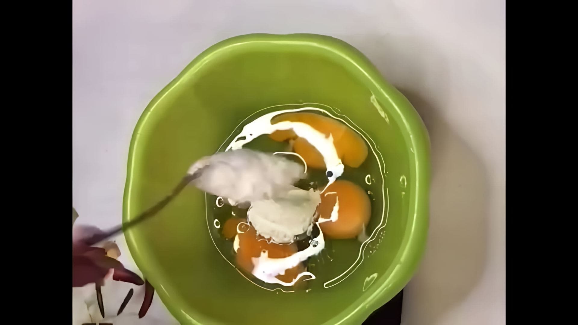 В этом видео демонстрируется приготовление салата с яичными блинчиками