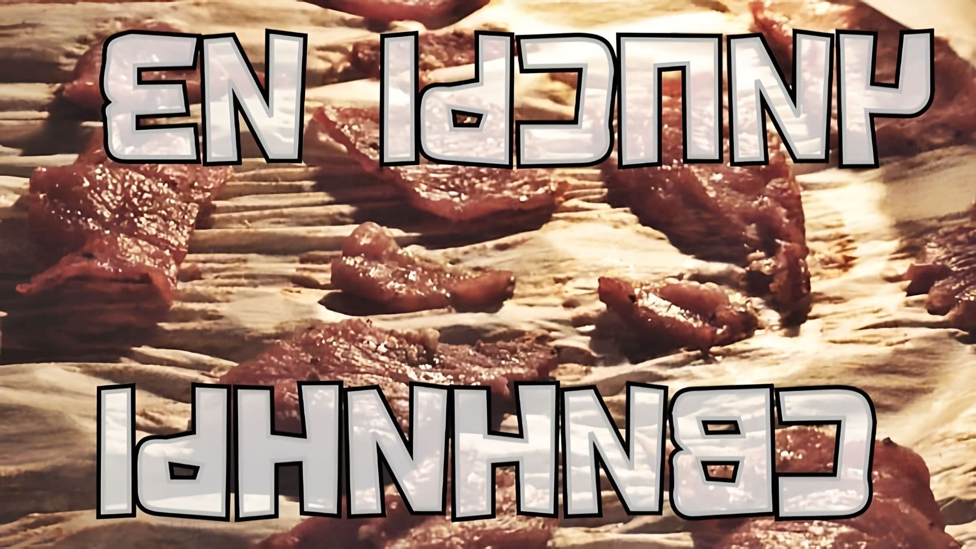 В этом видео демонстрируется процесс приготовления мясных чипсов или джерков из свинины в духовке