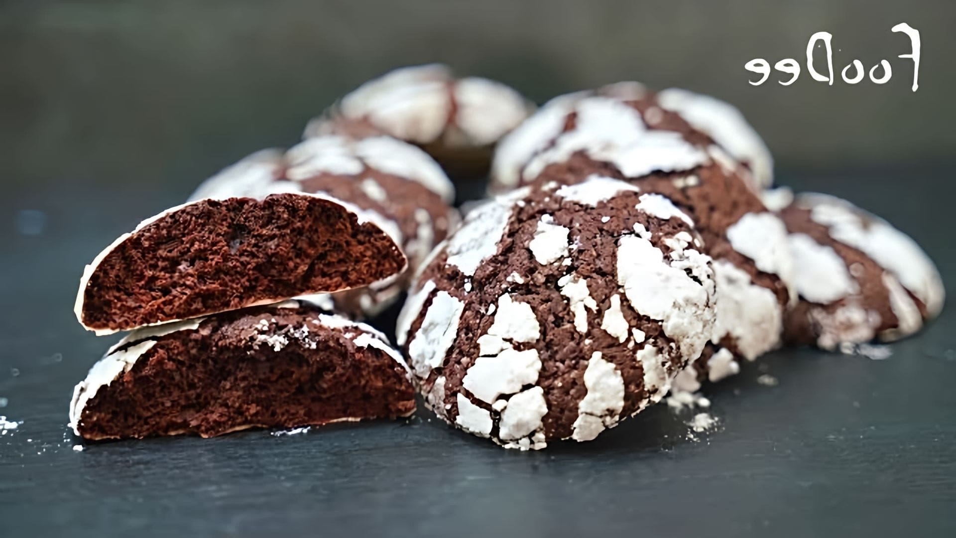 В этом видео демонстрируется рецепт приготовления мраморного шоколадного печенья с трещинками