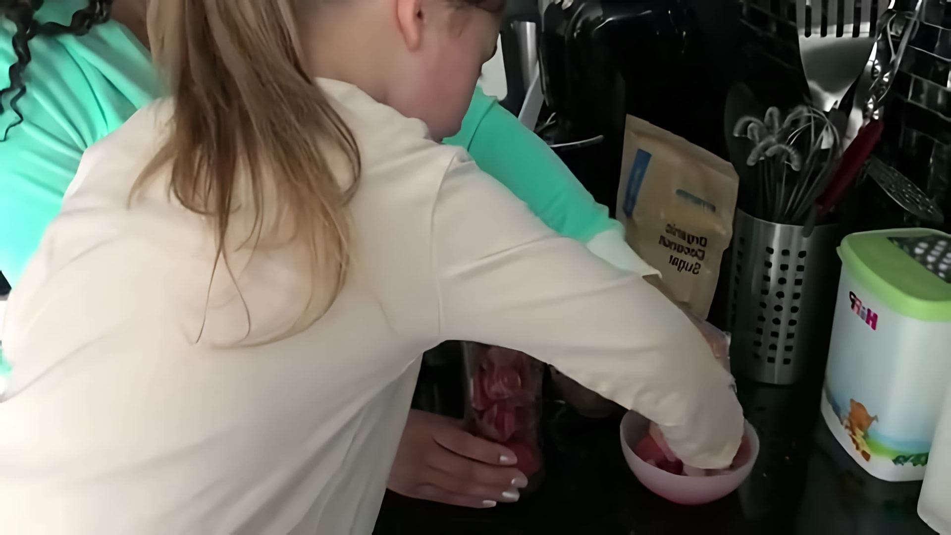 Рецепт домашнего клубничного мороженого в блендере My Juicer от @aliona_hilt - это видео-ролик, который демонстрирует процесс приготовления вкусного и полезного клубничного мороженого в блендере My Juicer