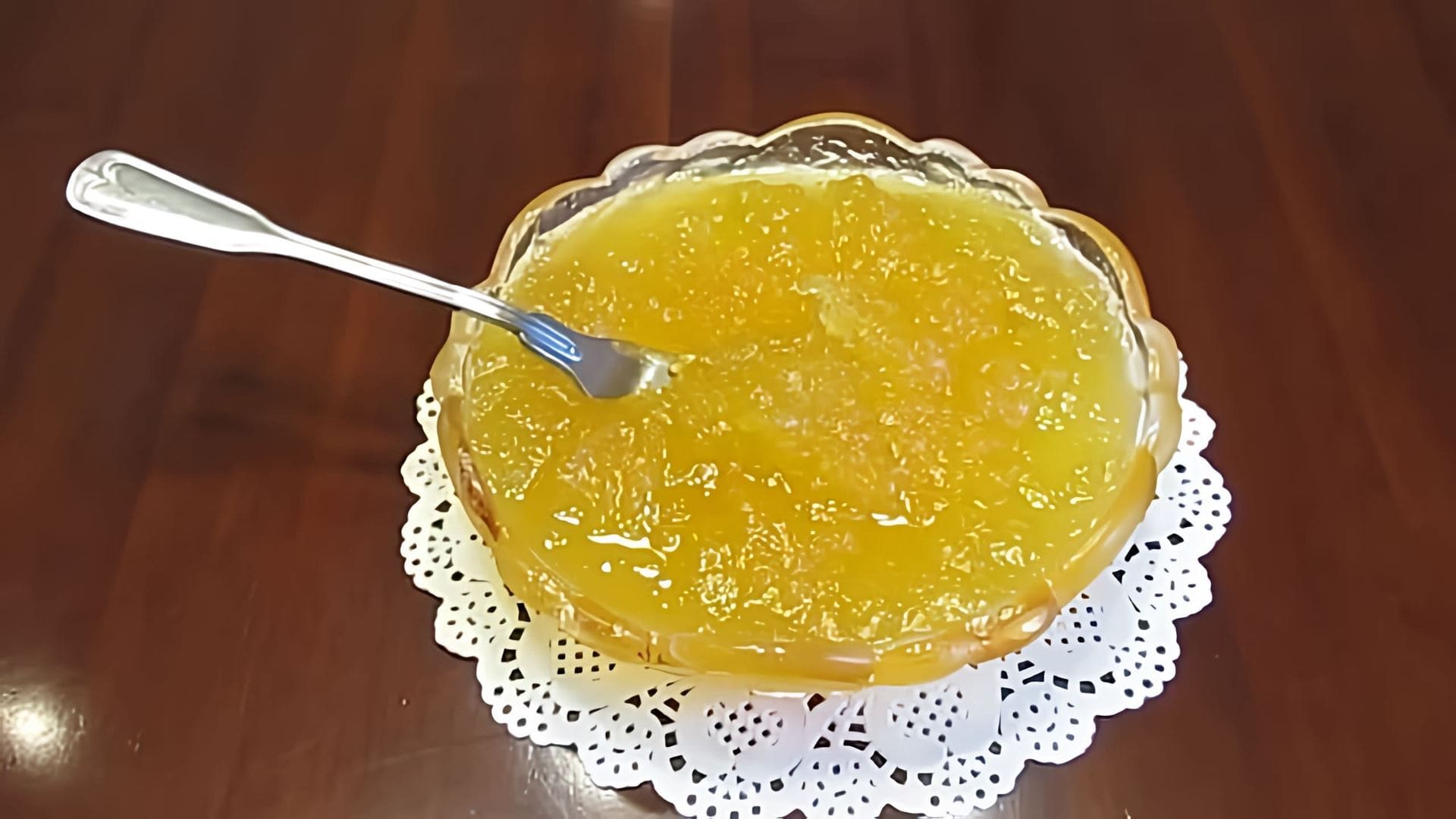 В этом видео демонстрируется процесс приготовления лимонного конфитюра из кабачков