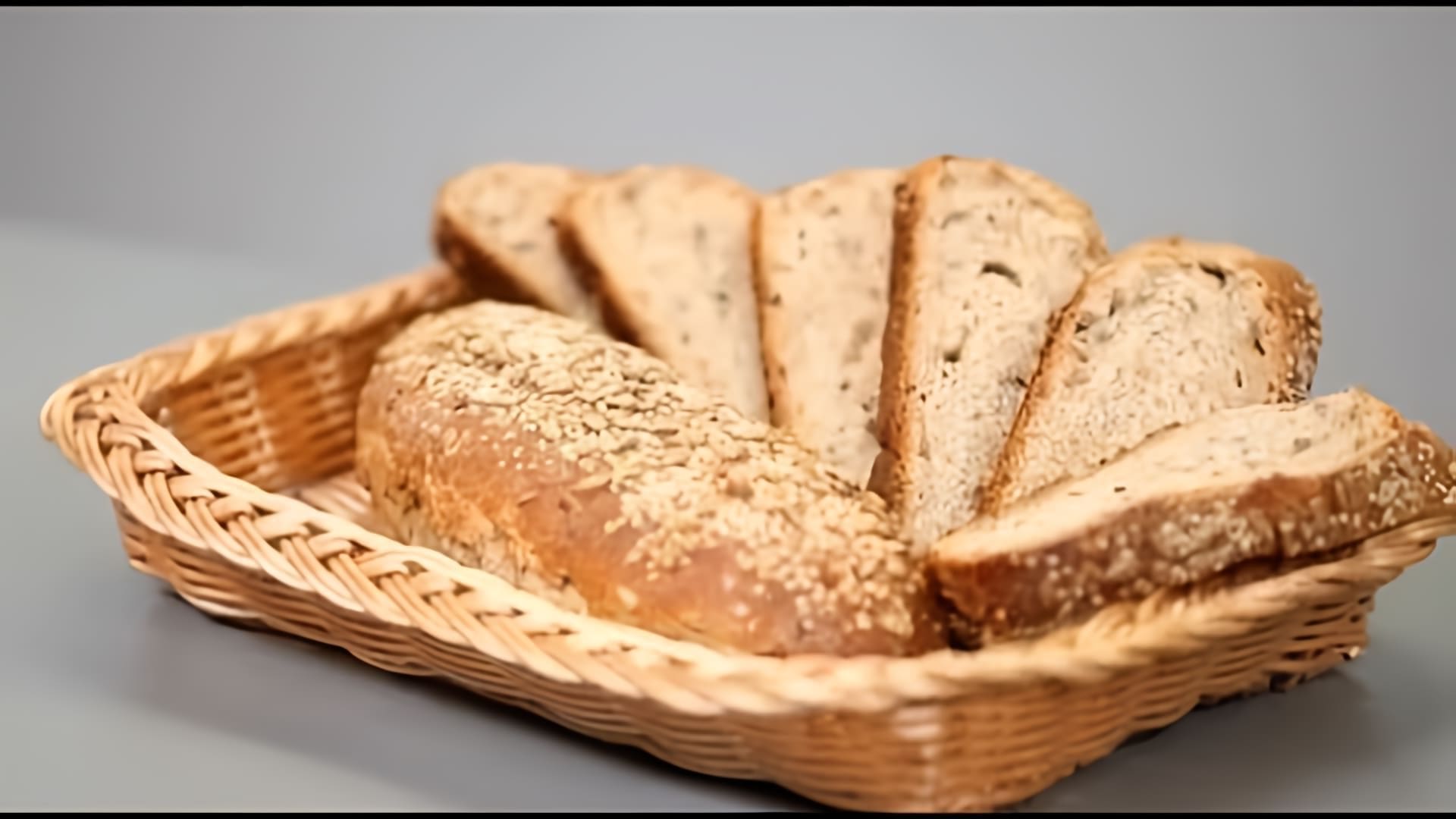 В этом видео Уриэль Штерн показывает, как приготовить хлеб из цельнозерновой муки