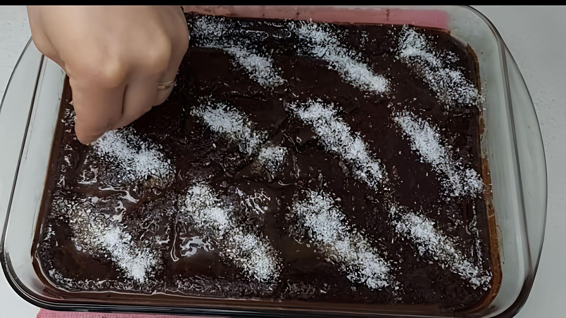 В этом видео-ролике вы увидите, как приготовить вкусный турецкий мокрый шоколадный кекс