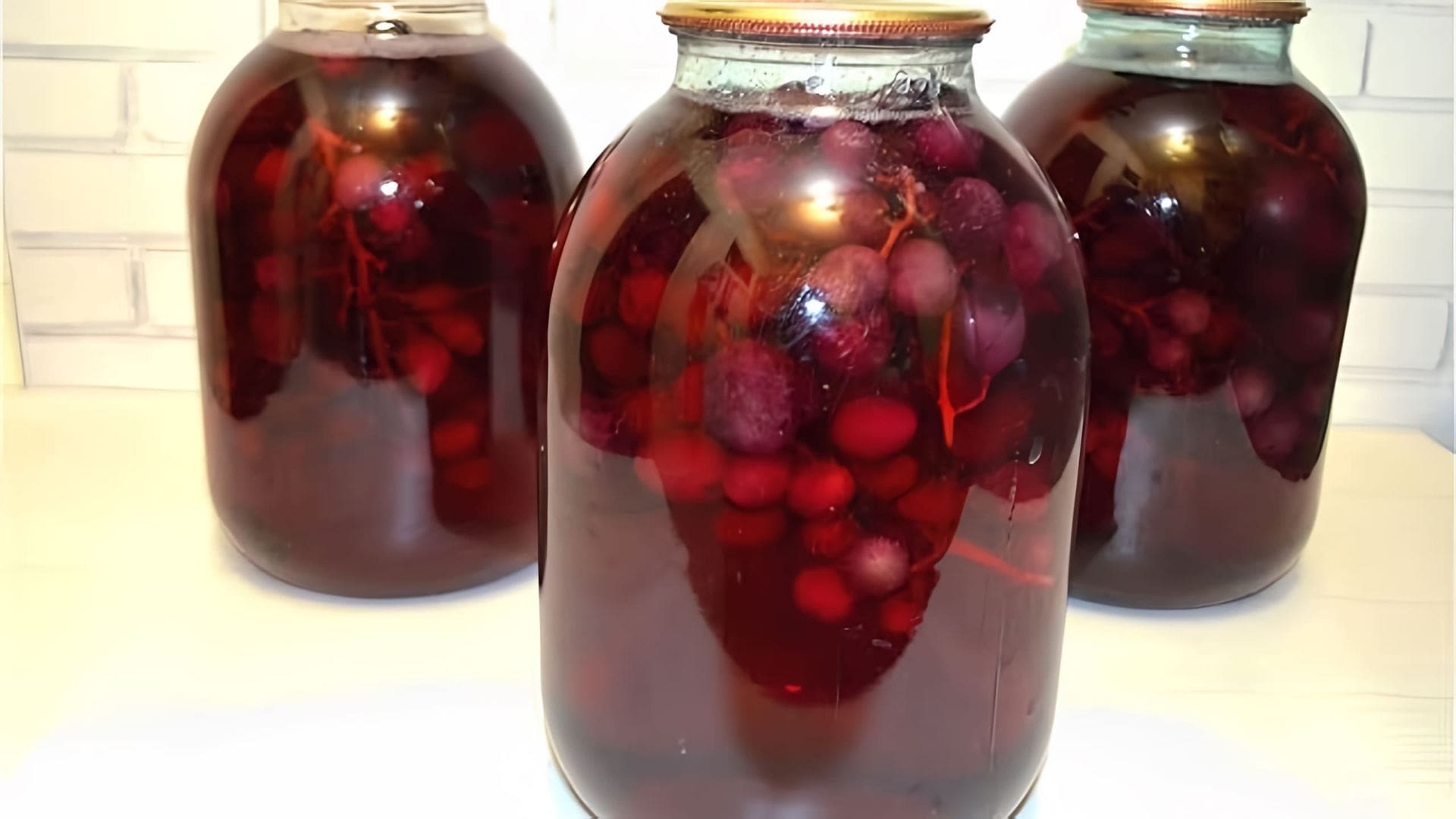 В этом видео Елена показывает, как приготовить компот из винограда на зиму без стерилизации