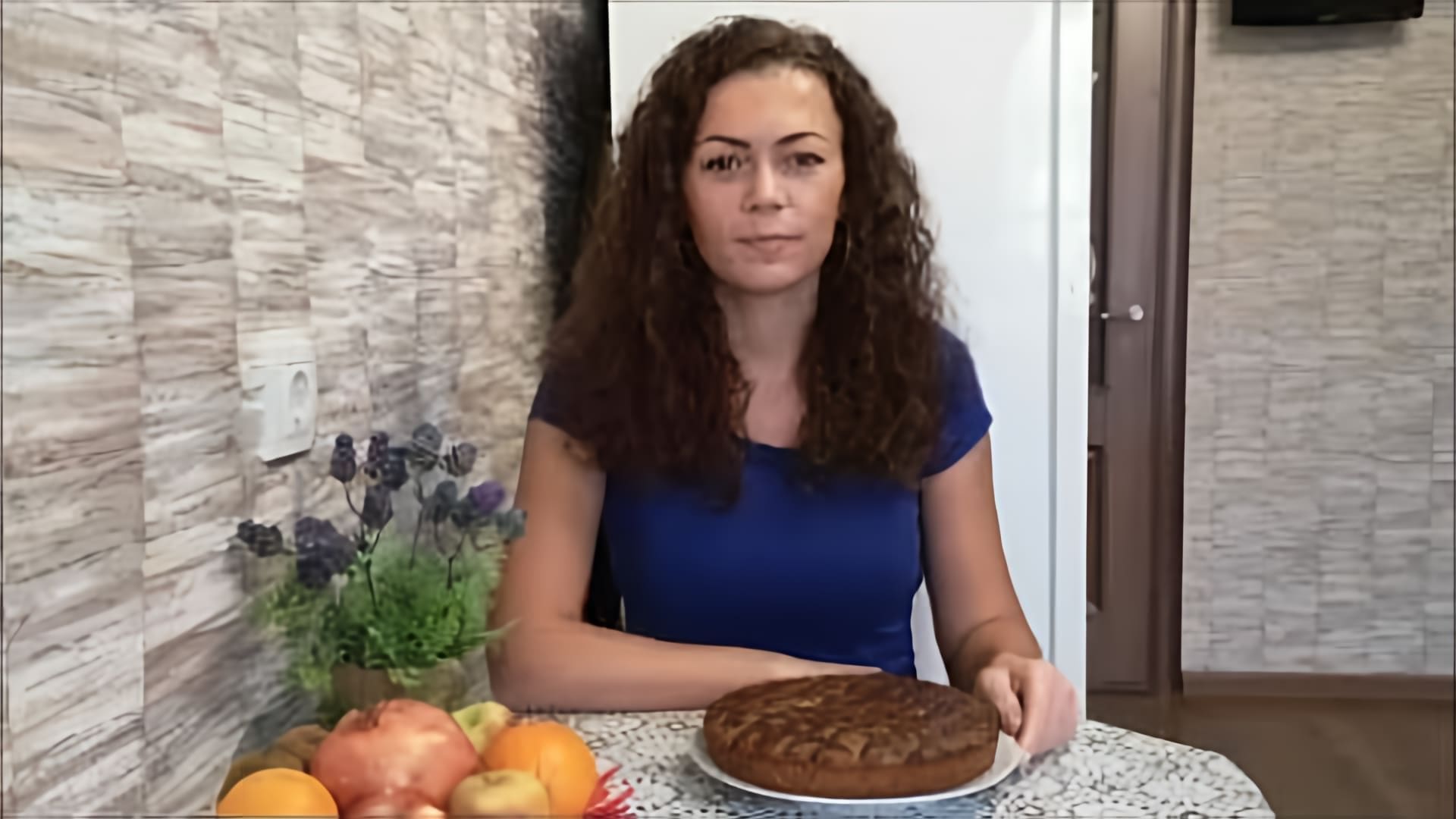 В этом видео демонстрируется рецепт приготовления медовой коврижки с шоколадным декором