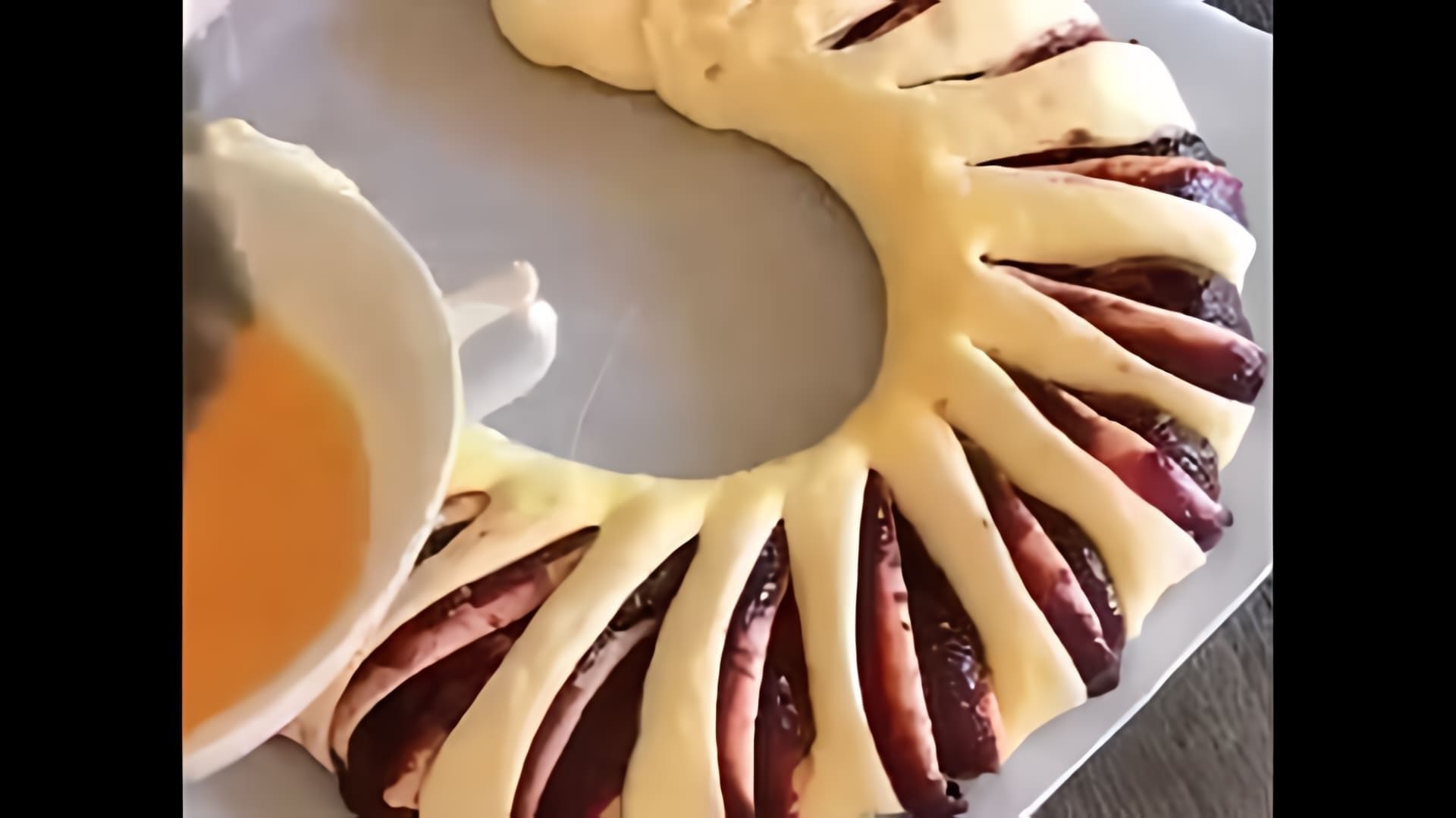 В этом видео-ролике вы увидите, как приготовить вкусный и красивый пирог с джемом или вареньем