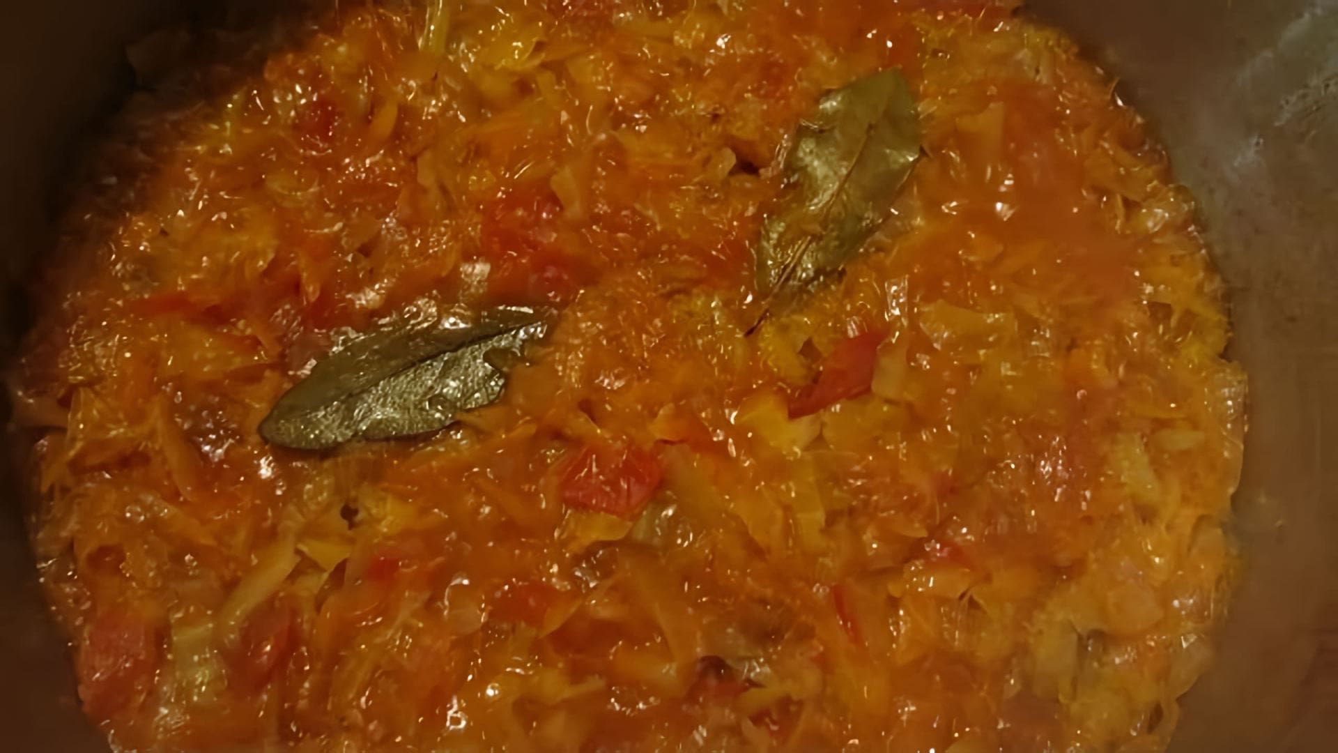 Видео рецепт солянки - русского квашеного овощного супа, приготовленного с использованием свежей капусты