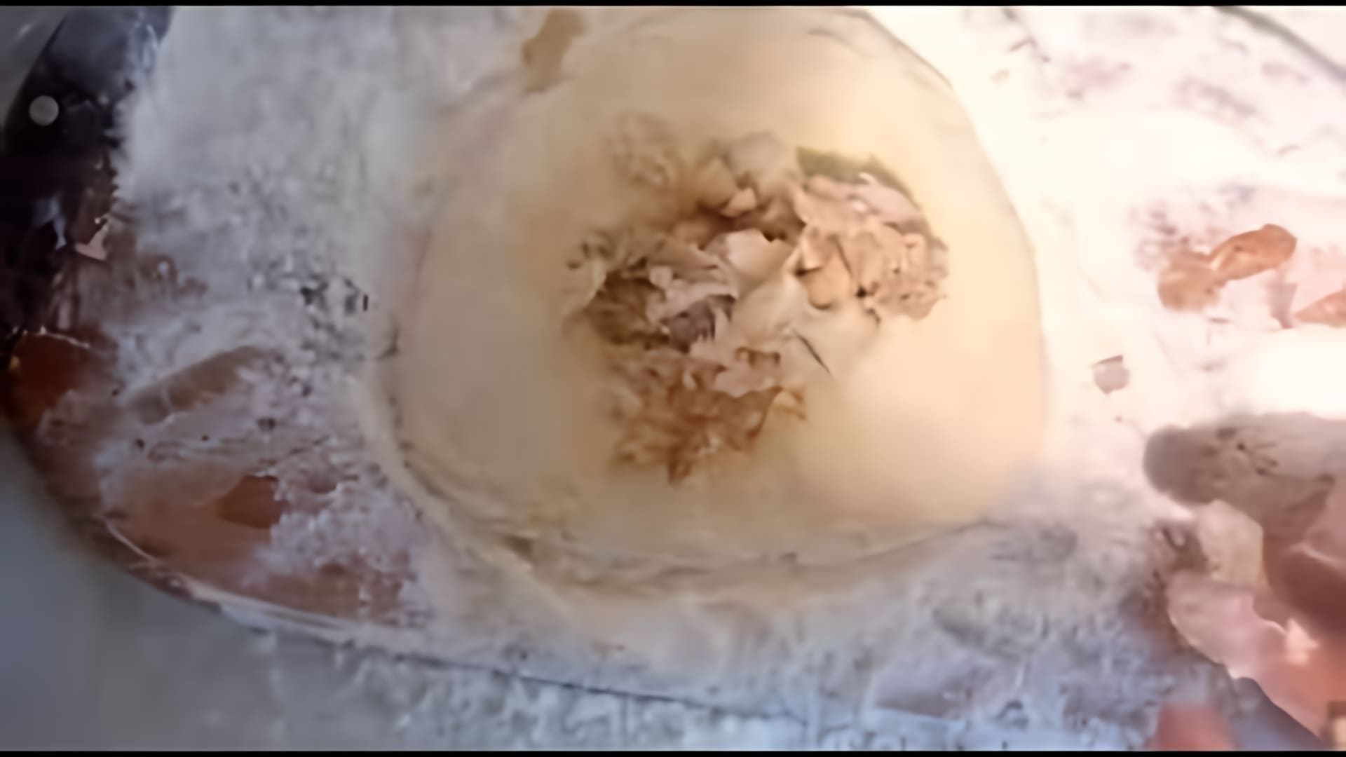 В этом видео-ролике вы увидите, как приготовить вкусные и быстрые лепешки на кефире с сыром и курицей