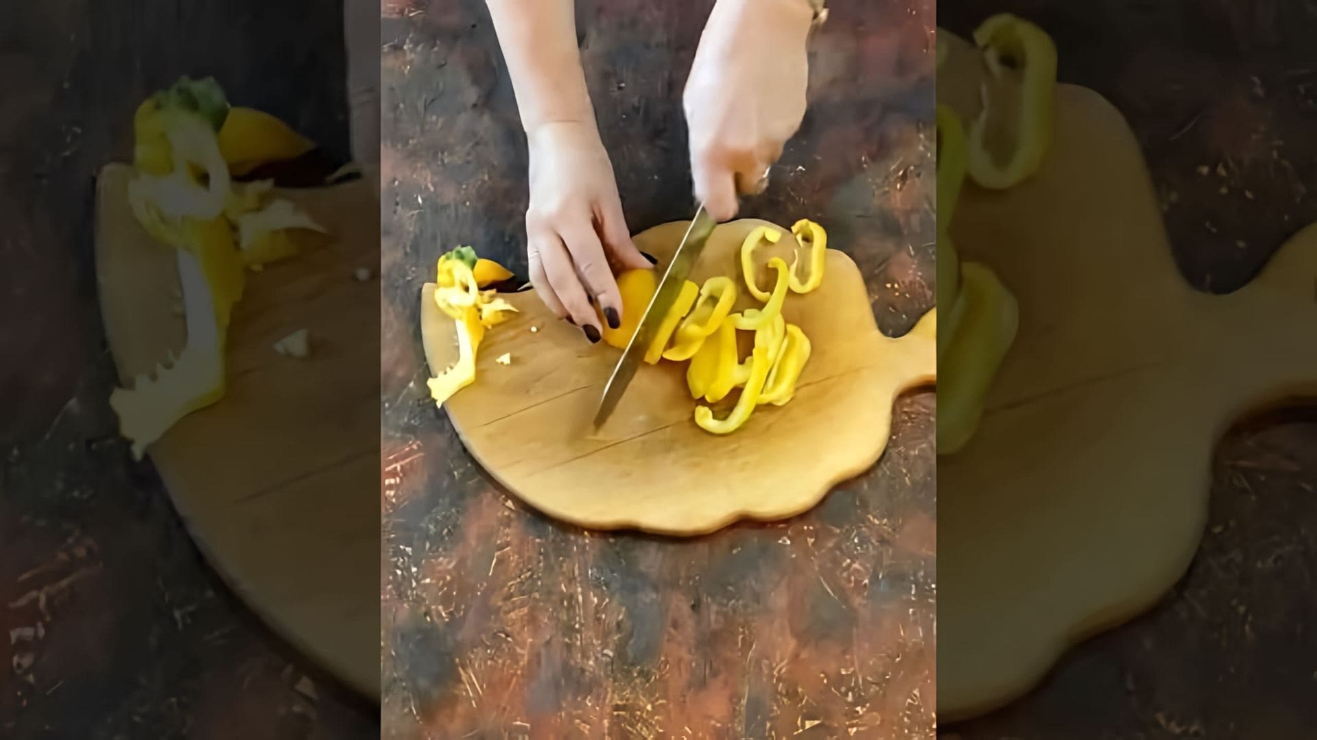 В этом видео демонстрируется процесс ферментации хабанеро, облепихи и апельсина для создания соуса из хабанеро