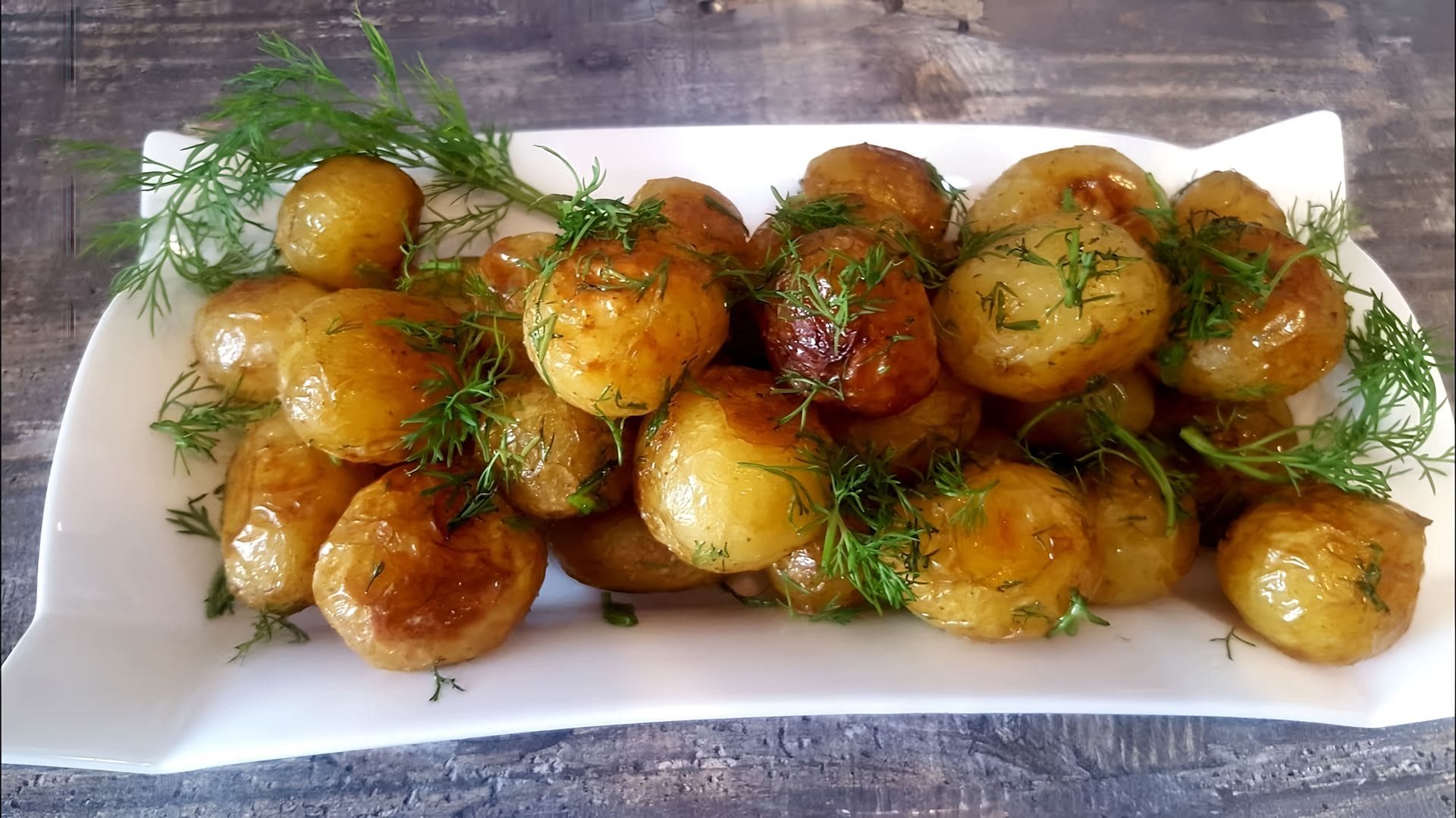 Как вкусно пожарить молодую картошку на сковороде. Молодой картофель, жаренный целиком. Целиком обжаренная целиком картошка. Золотистая картошечка. Молодая картошка на сковороде в кожуре с чесноком.