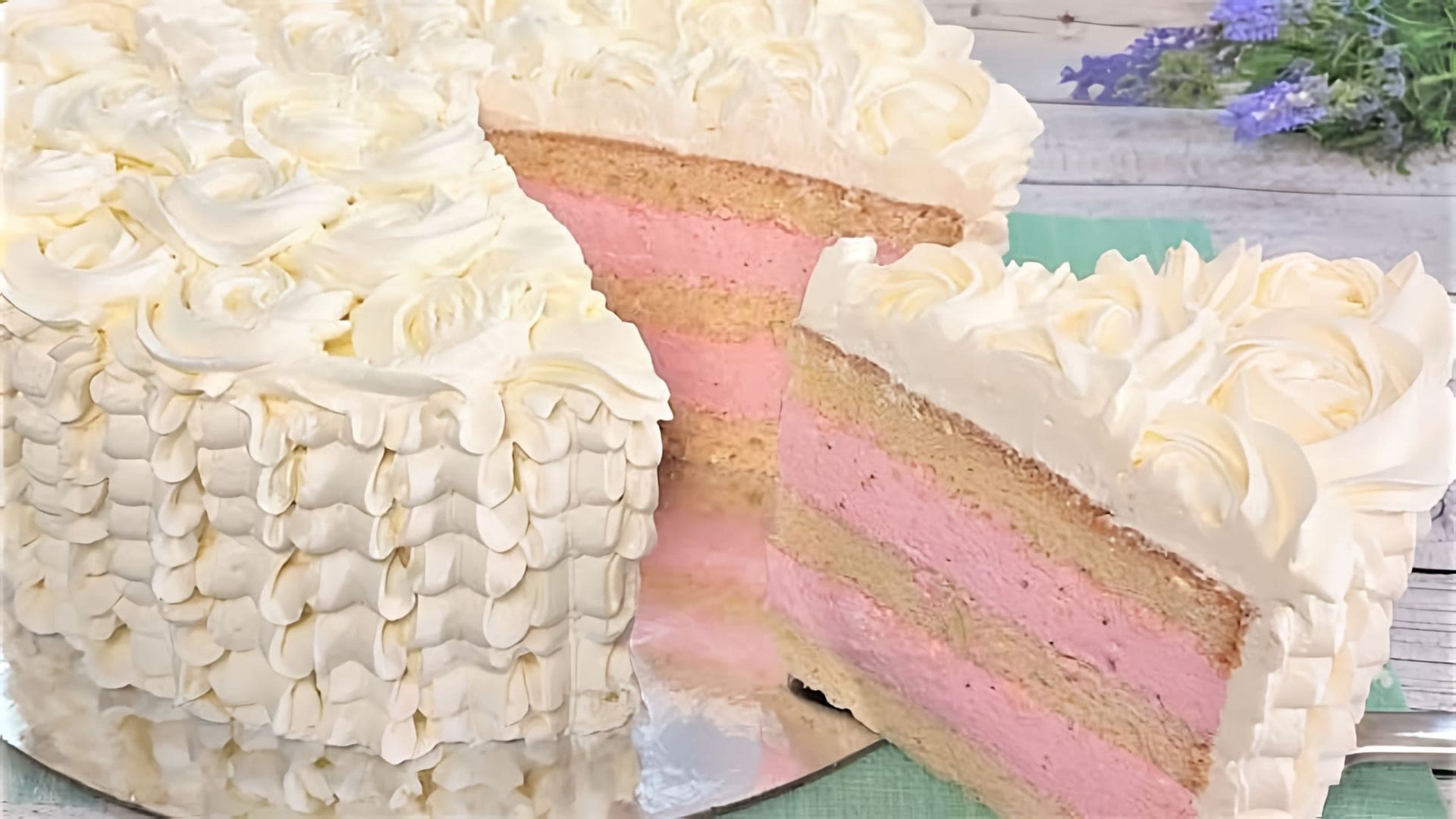В данном видео демонстрируется процесс приготовления йогуртового клубничного торта