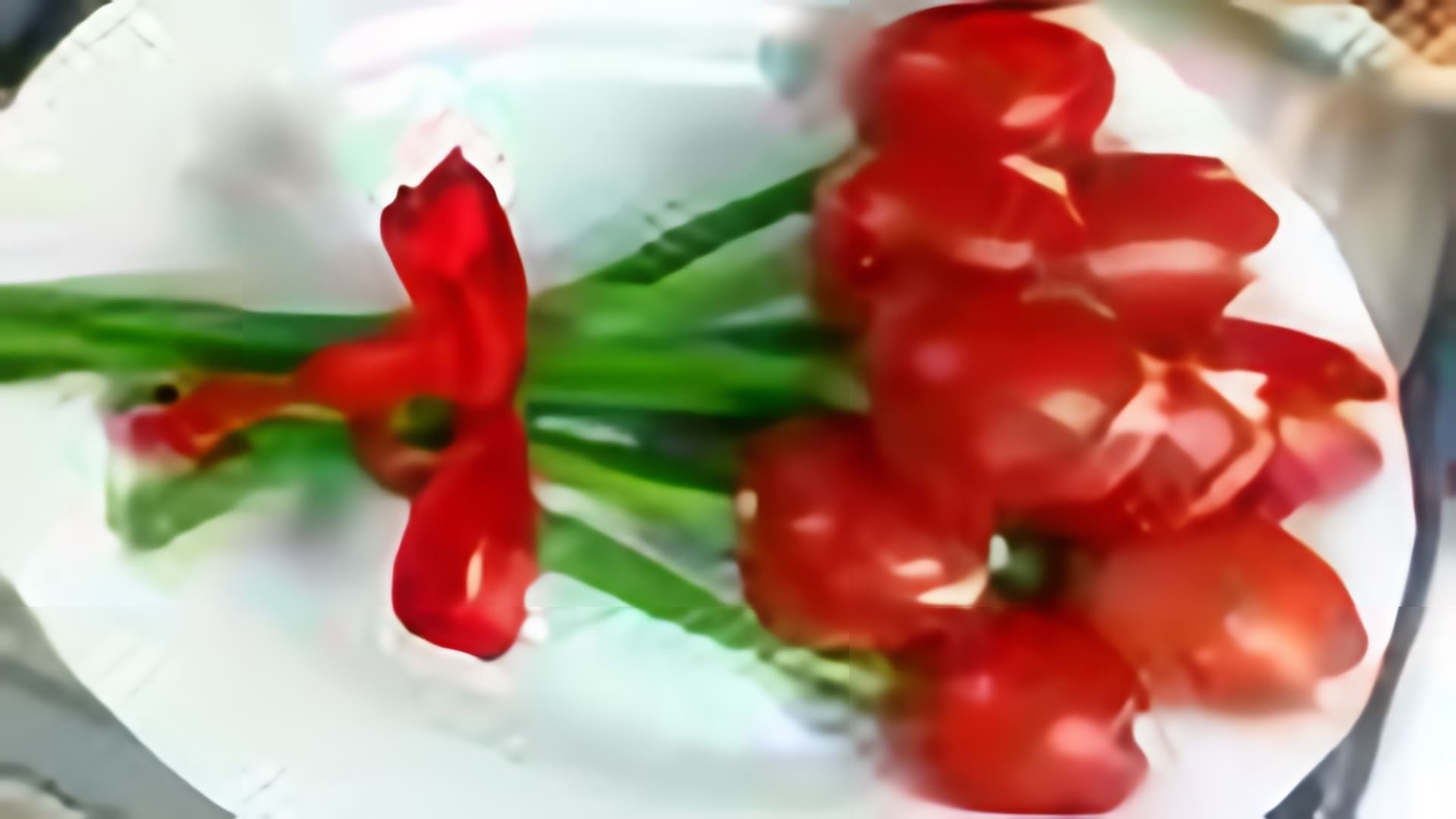 В этом видео показано, как сделать тюльпаны из помидоров, которые могут стать отличным украшением праздничного стола