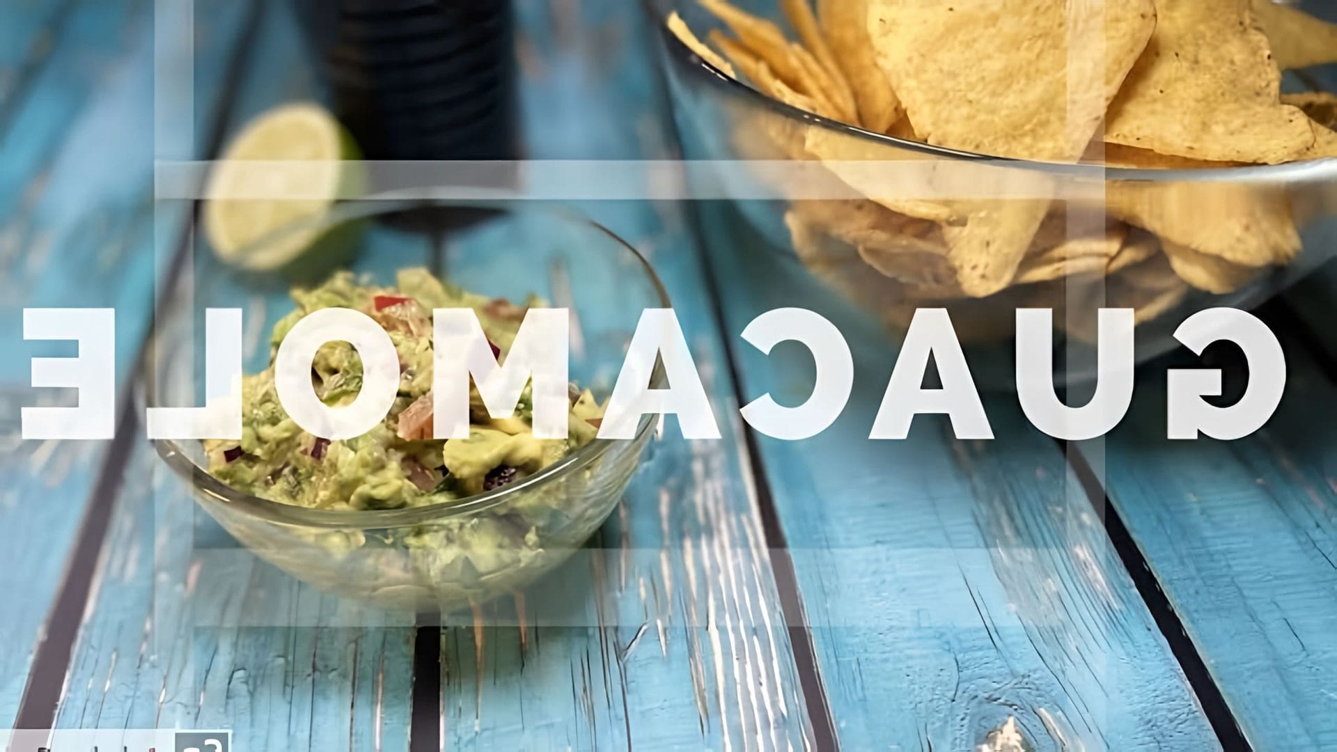 В этом видео демонстрируется рецепт приготовления гуакамоле из авокадо