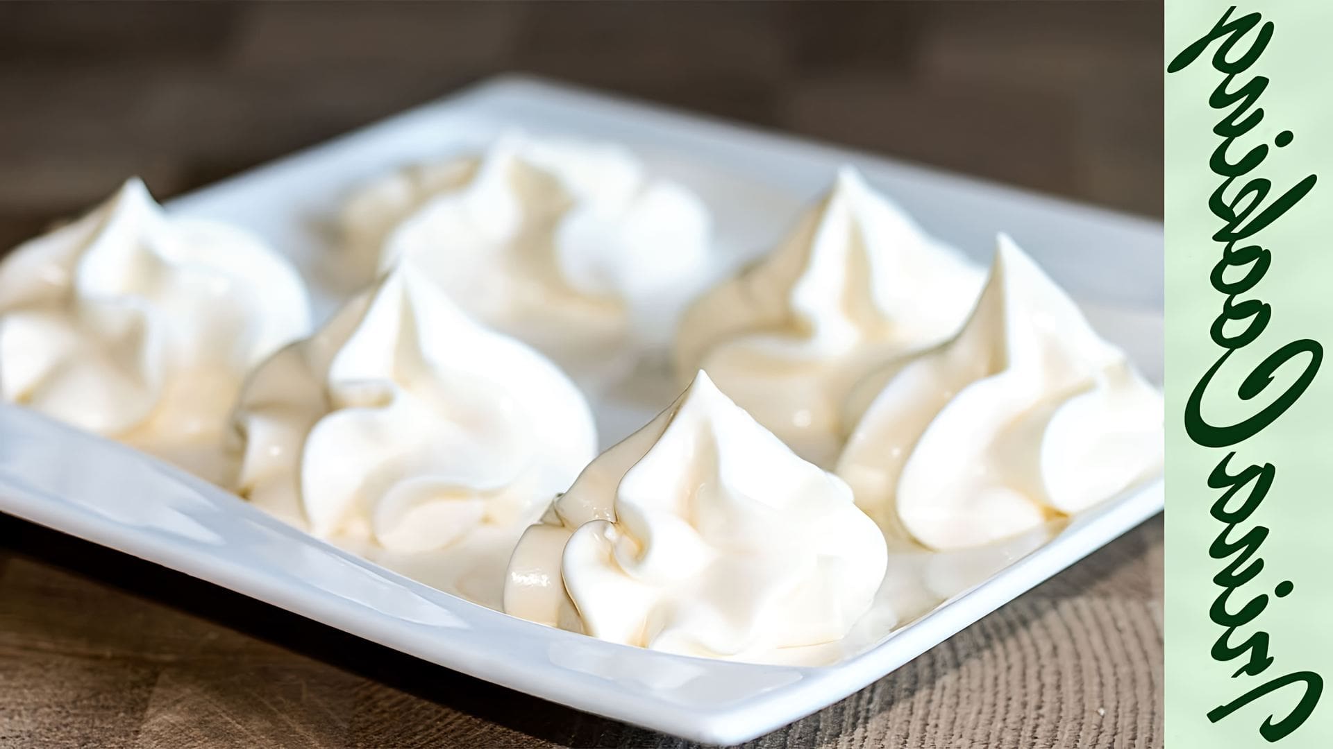 Крем сливочный со сгущенным молоком. Сливки что из них приготовить. Взбитые сливки. Сливочно сметанный крем. Расслоенный крем.