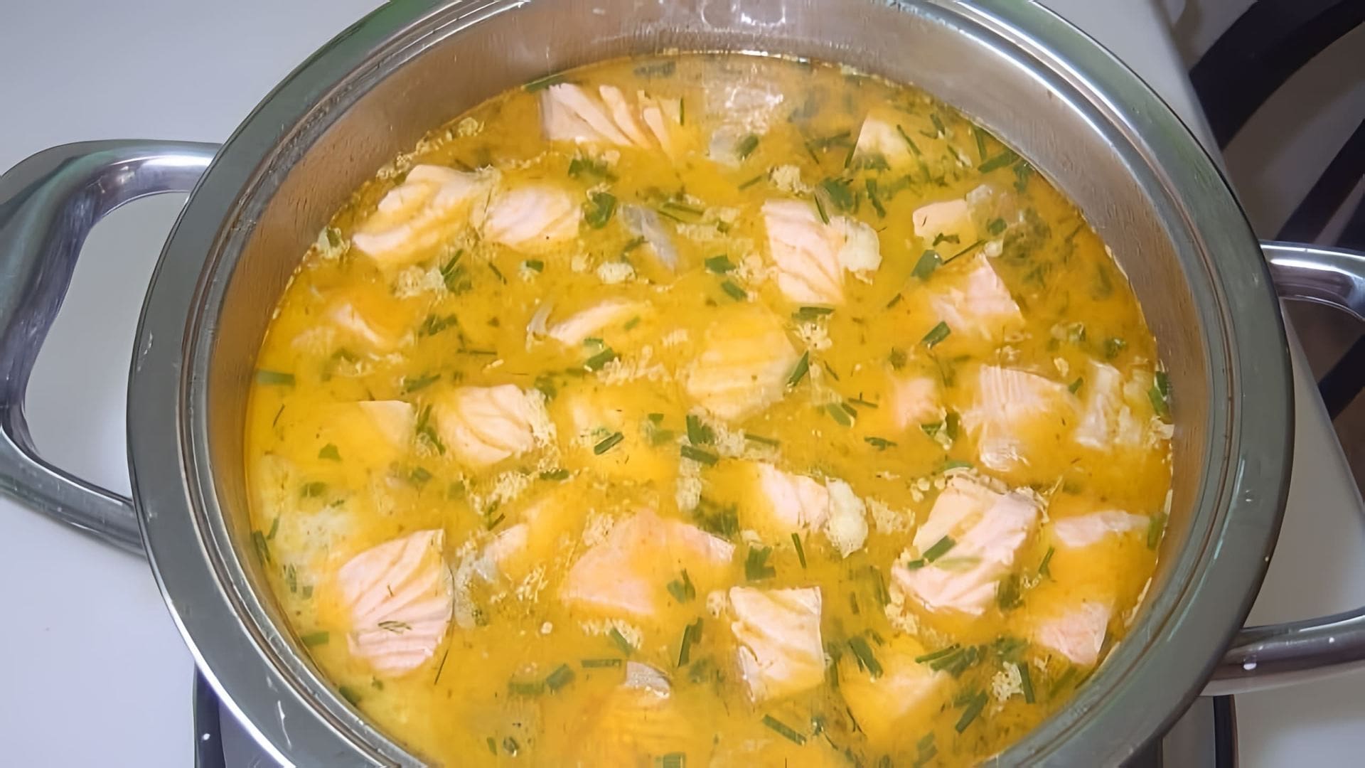 В этом видео демонстрируется процесс приготовления сырного супа с красной рыбой